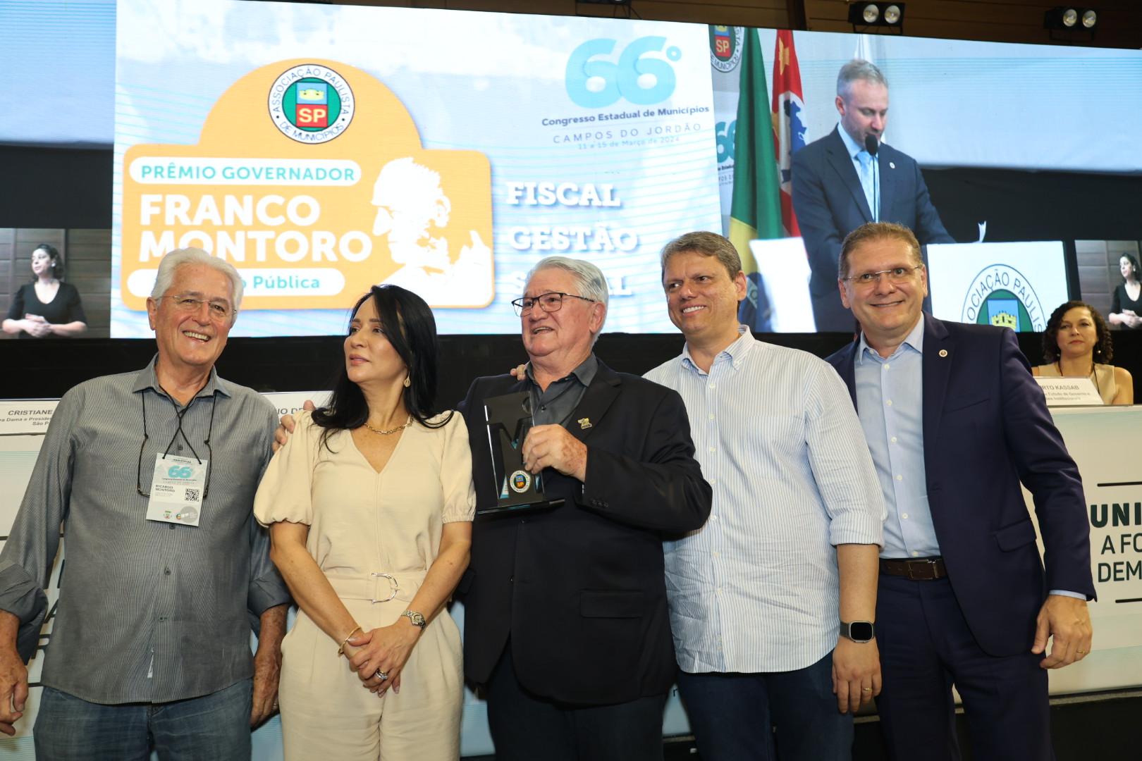 Prefeito Bica recebe prêmio. Foto: divulgação / Associação Paulista dos Municípios.