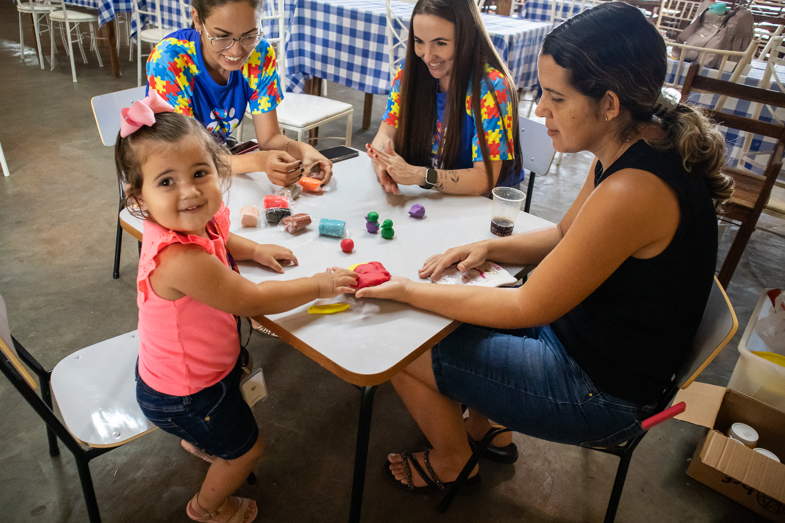 Criança brincando em Café da manhã especial hoje em Urupês acompanhada de psicólogas e munícipe - Foto: Henrique Alonso Camilo