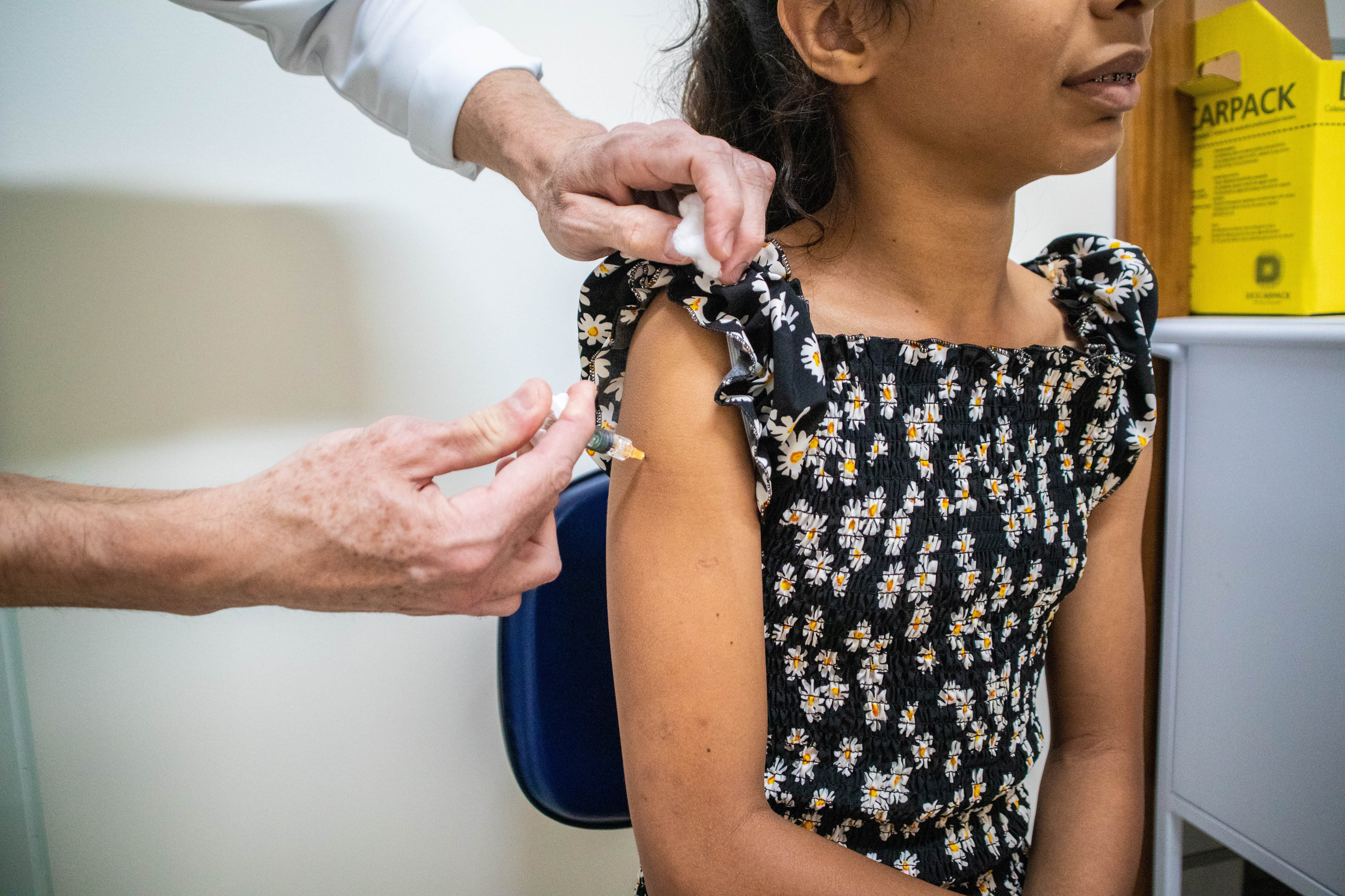 Criança sendo Vacinada em Urupês - Foto: Equipe de Comunicação de Urupês