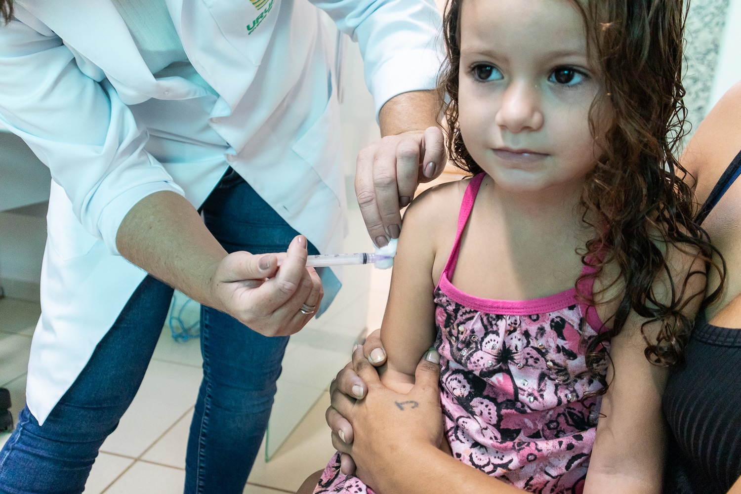Criança é vacinada contra gripe em Urupês. Este público deve receber a dose exclusivamente na ESF do Centro. Foto: Henrique Alonso Camilo / Prefeitura Municipal de Urupês.