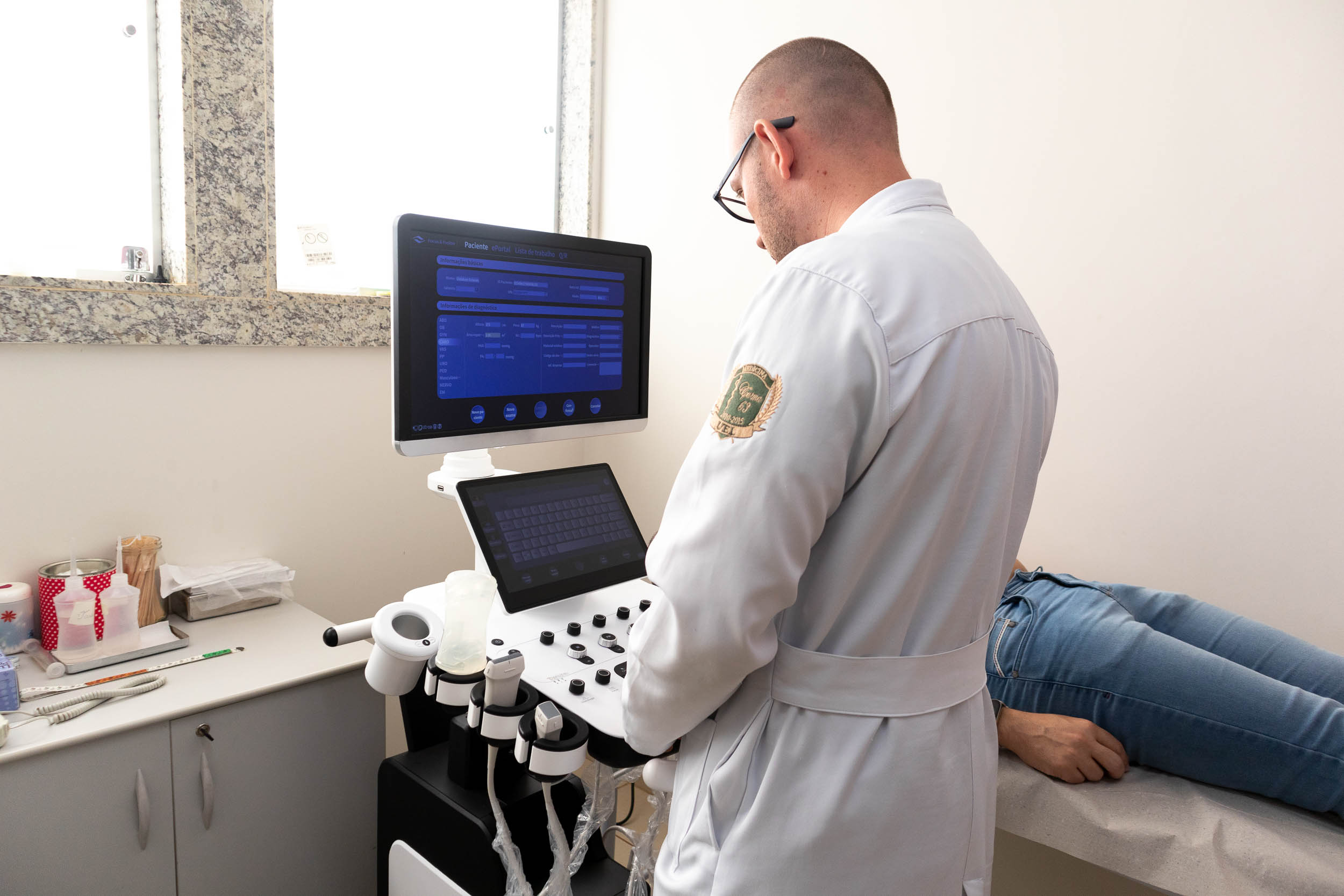 Dr. Leandro José Bertolo, cardiologista do sistema público de Saúde, operando novo equipamento de exames ultrassonográficos. Foto: Thomas Volpato Moutropoulos / Prefeitura Municipal de Urupês.