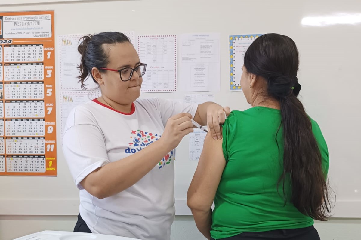 Professora é vacinada em escola pública de Urupês. Foto: divulgação.