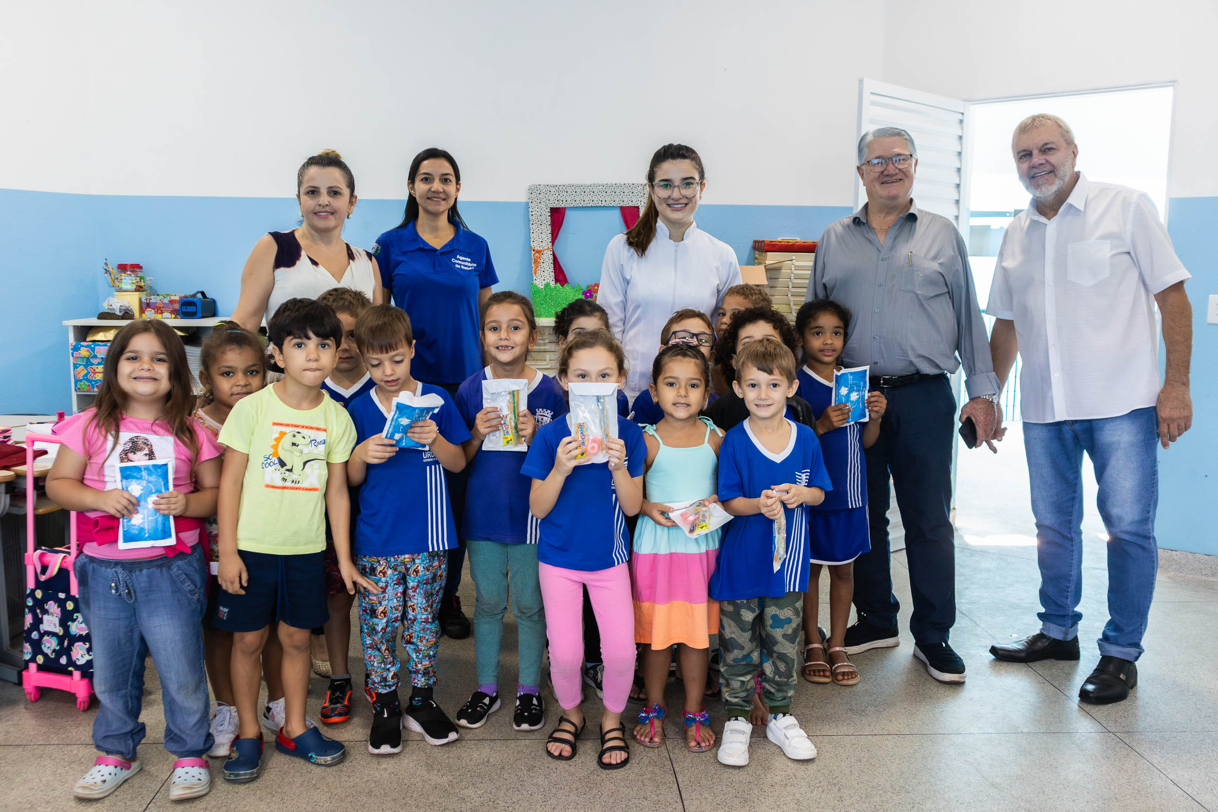 Prefeito Bica e profissionais de saúde entregam kits de higiene bucal para alunos da EMEI Thereza Yalenti Perosa. Foto: Thomas Volpato Moutropoulos / Prefeitura Municipal de Urupês.