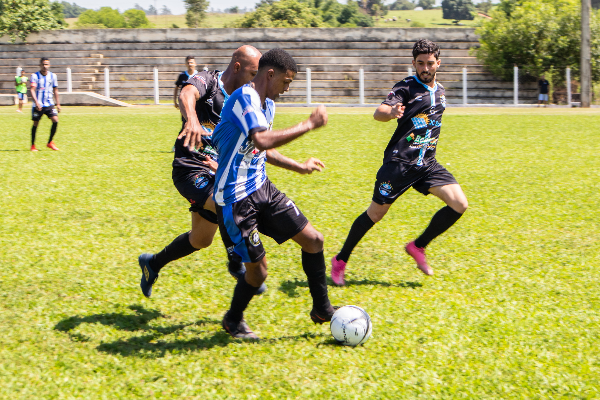 Disputa de bola na final do Municipal de Minicampo 2023. Foto: Thomas Volpato Moutropoulos / Prefeitura Municipal de Urupês.