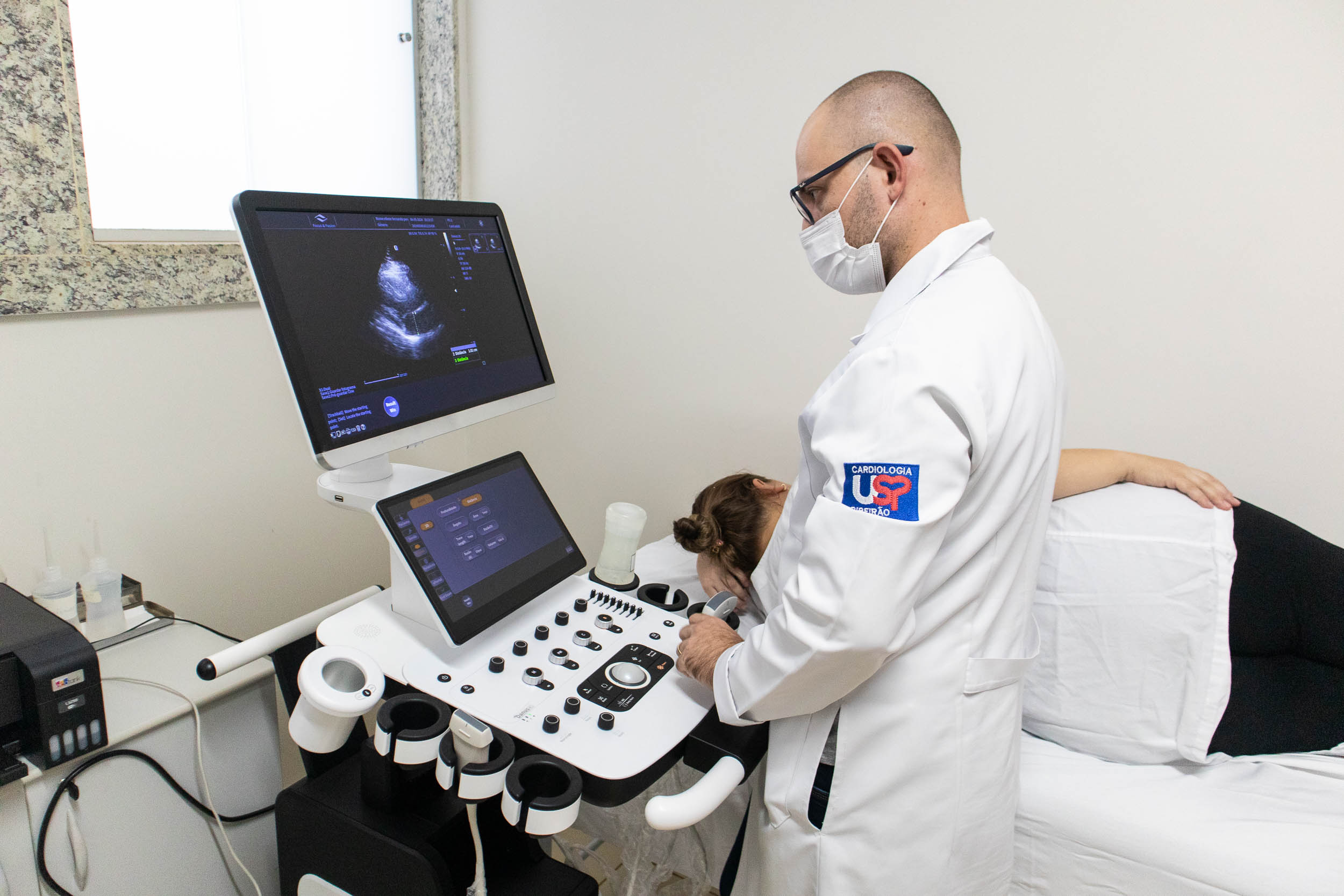 Médico realiza exame ultrassonográfico cardíaco em paciente na UBS do Centro. Foto: Henrique Alonso Camilo / Prefeitura Municipal de Urupês