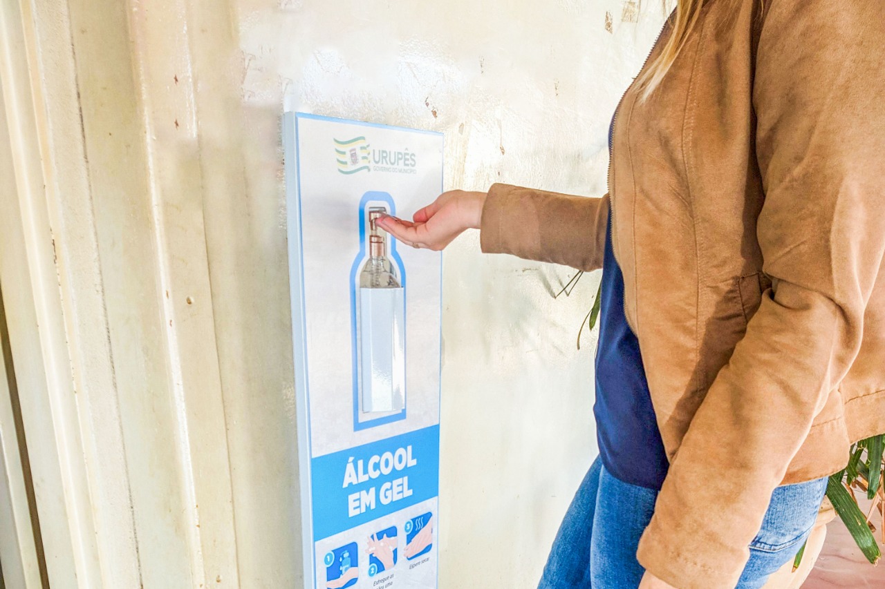 Totens são acionados com os pés e ajudam na prevenção ao novo coronavírus. Foto: Luís Fernando da Silva / Prefeitura Municipal de Urupês