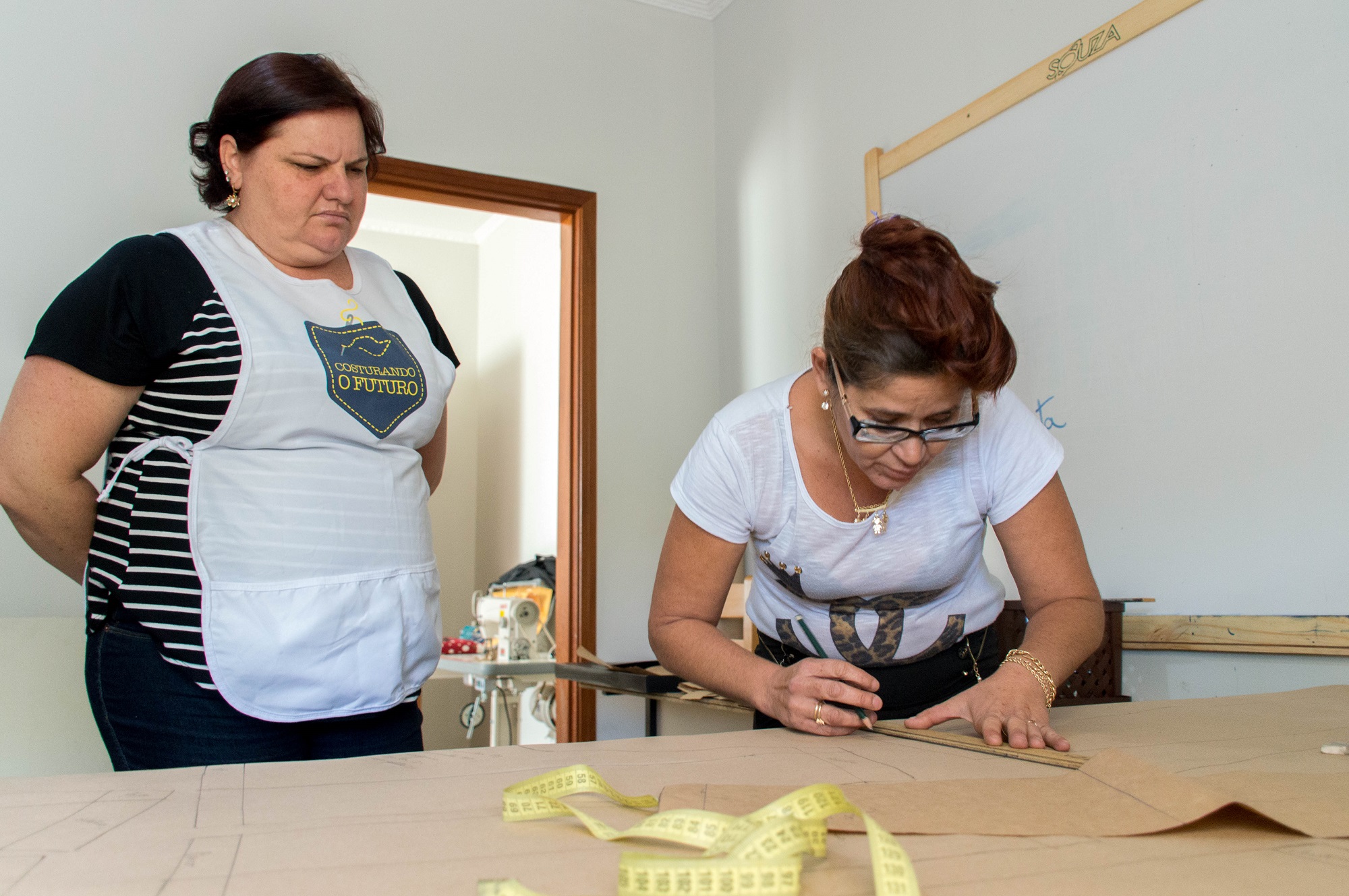 Instrutora do Costurando o Futuro, Andrea Zanqueta Simili, e aluna Paula Cristina. Veja mais fotos ao final da notícia. Foto: Luís Fernando da Silva / Prefeitura Municipal de Urupês