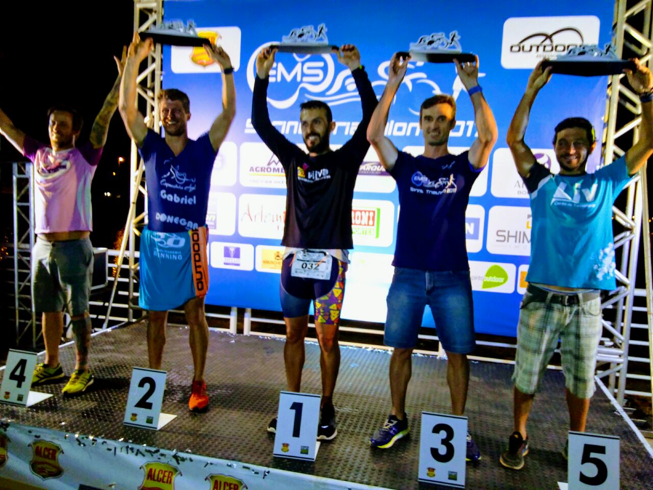 Atleta Carlos Omito no pódio da competição regional de triathlon