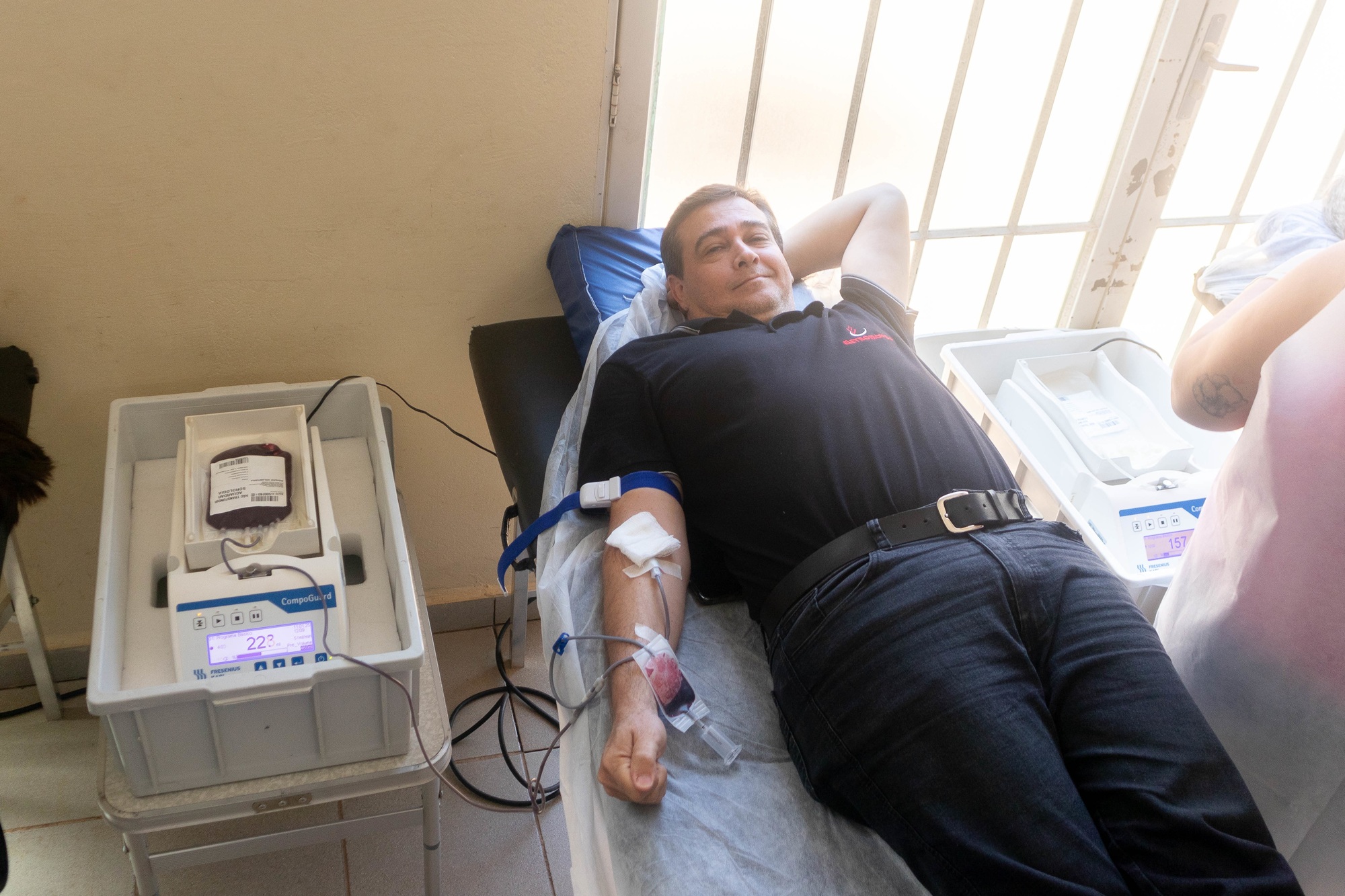 Homem doa sangue na campanha realizada neste sábado (11) em Urupês. Foto: Luís Fernando da Silva / Prefeitura Municipal de Urupês.