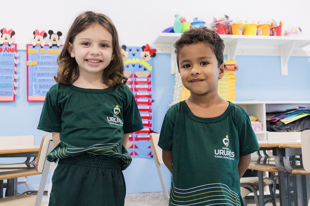Modelo de uniforme é verde, em malha-fria. Foto: Henrique Alonso Camilo / Prefeitura Municipal de Urupês.