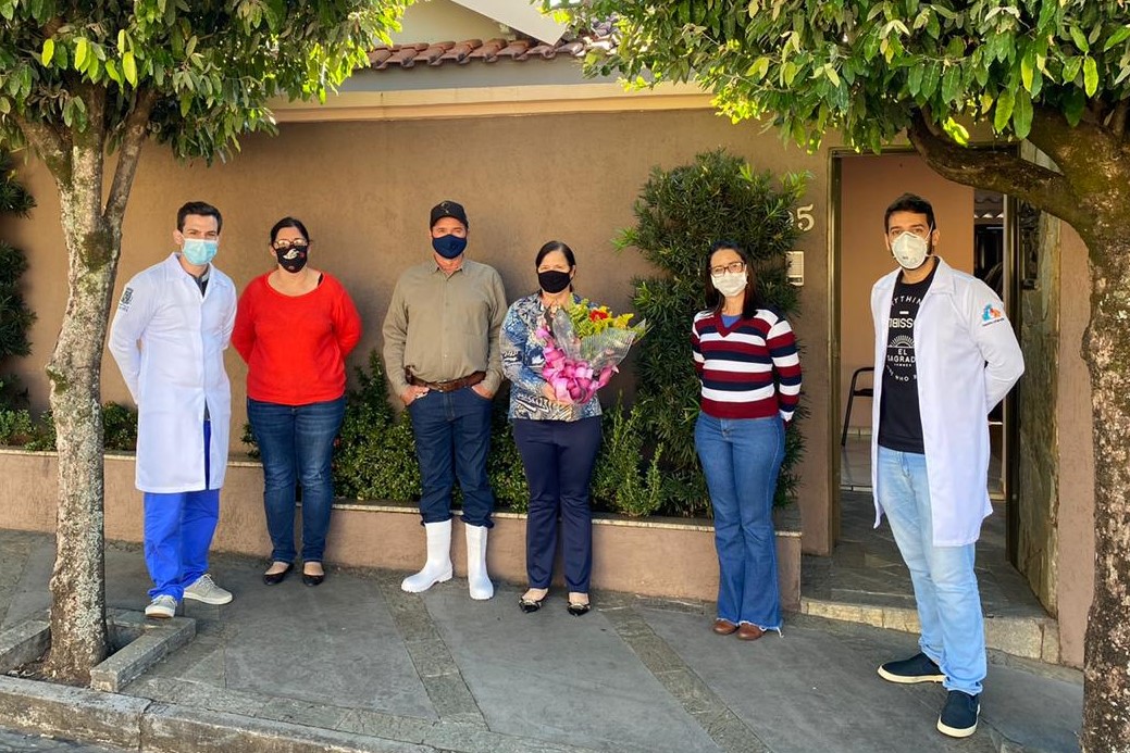 Equipe de Saúde da ESF Mundo Novo em visita a paciente curado Imagem Divulgação