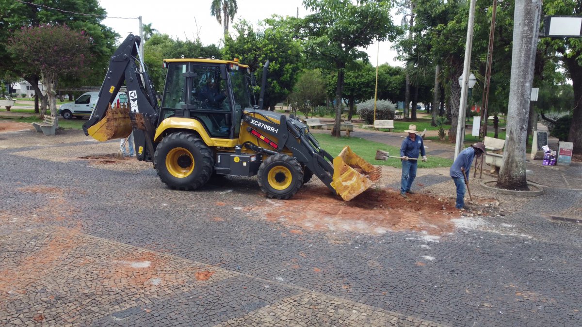 Prefeitura incia reforma no calçadão pra Praça Central. Foto: Luís Fernando da Silva / Prefeitura Municipal de Urupês.