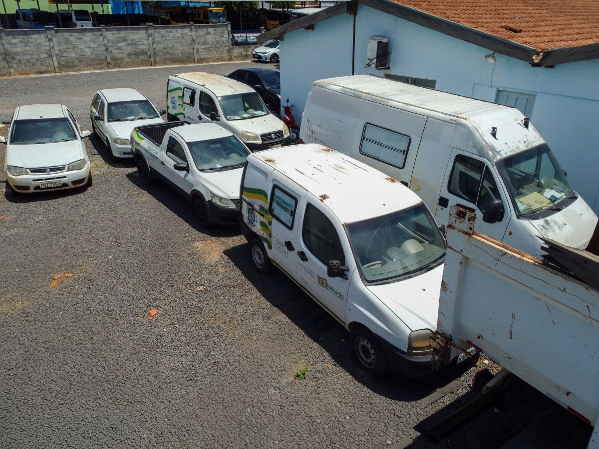 Parte dos veículos que serão leiloados. Foto: Prefeitura Municipal de Urupês.