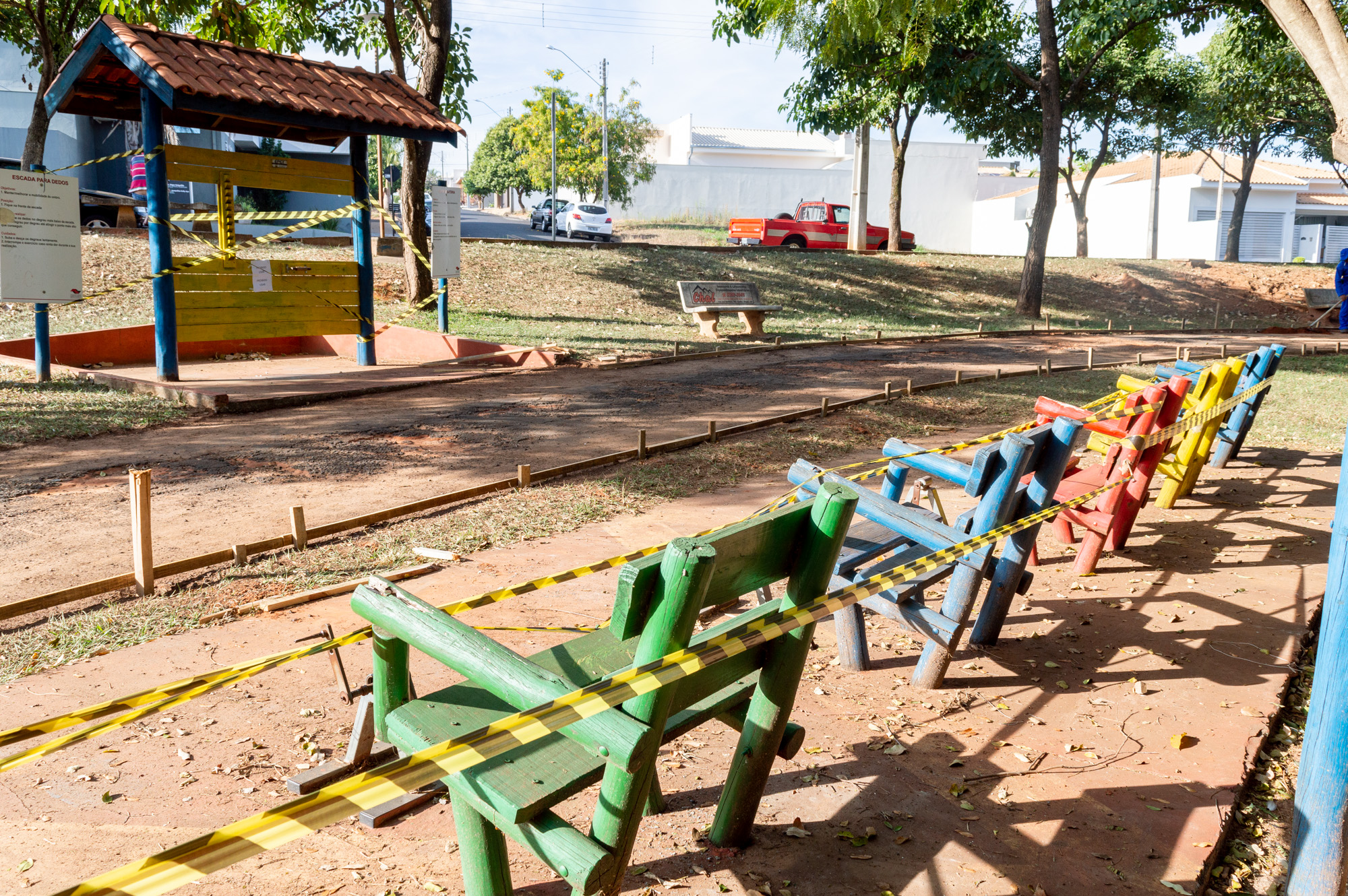 Equipamentos e bancos do Parque Municipal Mário Covas (Parque dos Lagos) lacrados Foto: Carina Costa