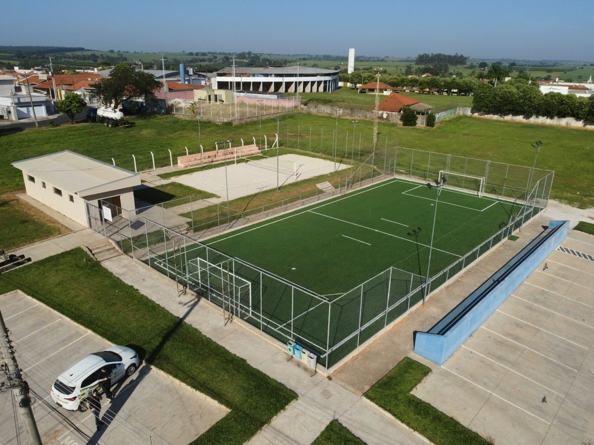 Campo de futebol society e quadra de vôlei de areia estão disponíveis gratuitamente para uso pela população. Foto: Luís Fernando da Silva / Prefeitura Municipal de Urupês.
