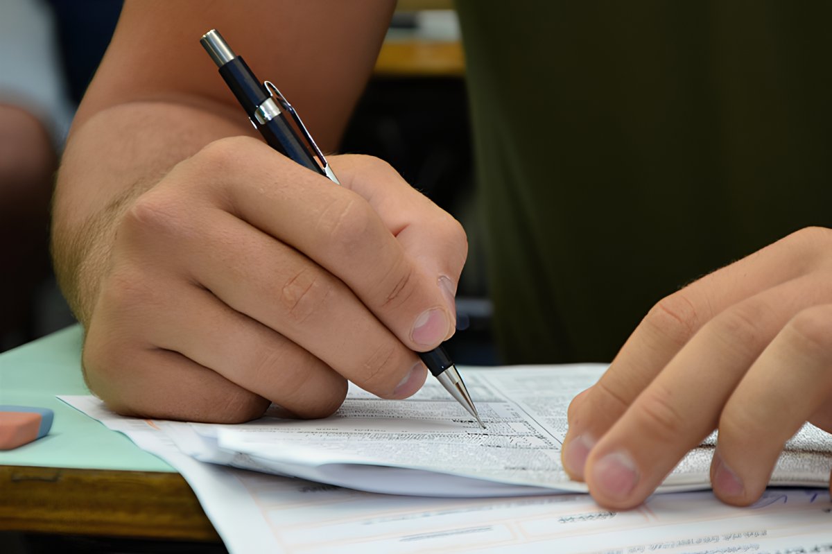 Encceja certifica jovens e adultos que não concluíram o ensino fundamental ou médio na idade adequada. Foto: Agência Brasil