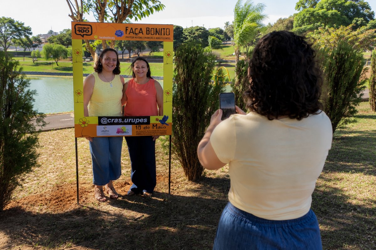 Campanha interativa incentiva urupeenses a fazerem foto na moldura instalada na lagoa, e postarem nas redes sociais, com uma mensagem de apoio à Campanha. Foto: Luís Fernando da Silva / Prefeitura Municipal de Urupês. [Imagem expandida com uso de inteligência artificial].