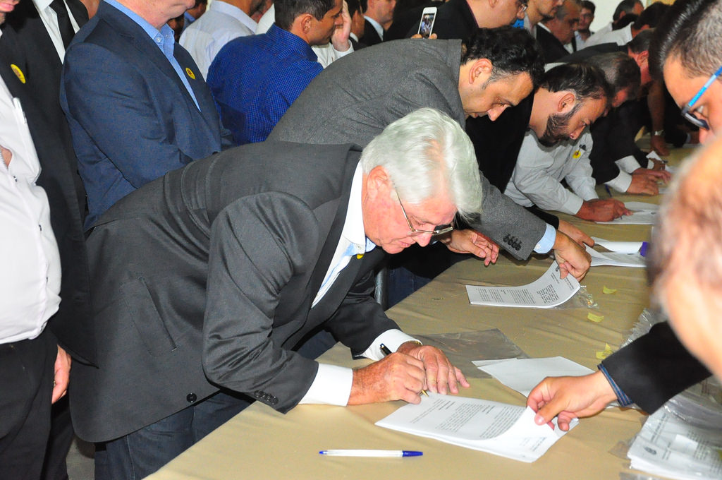 Prefeito assinou convênio para construção de uma pista de skate profissional na Secretaria de Esporte, Lazer e Juventude.