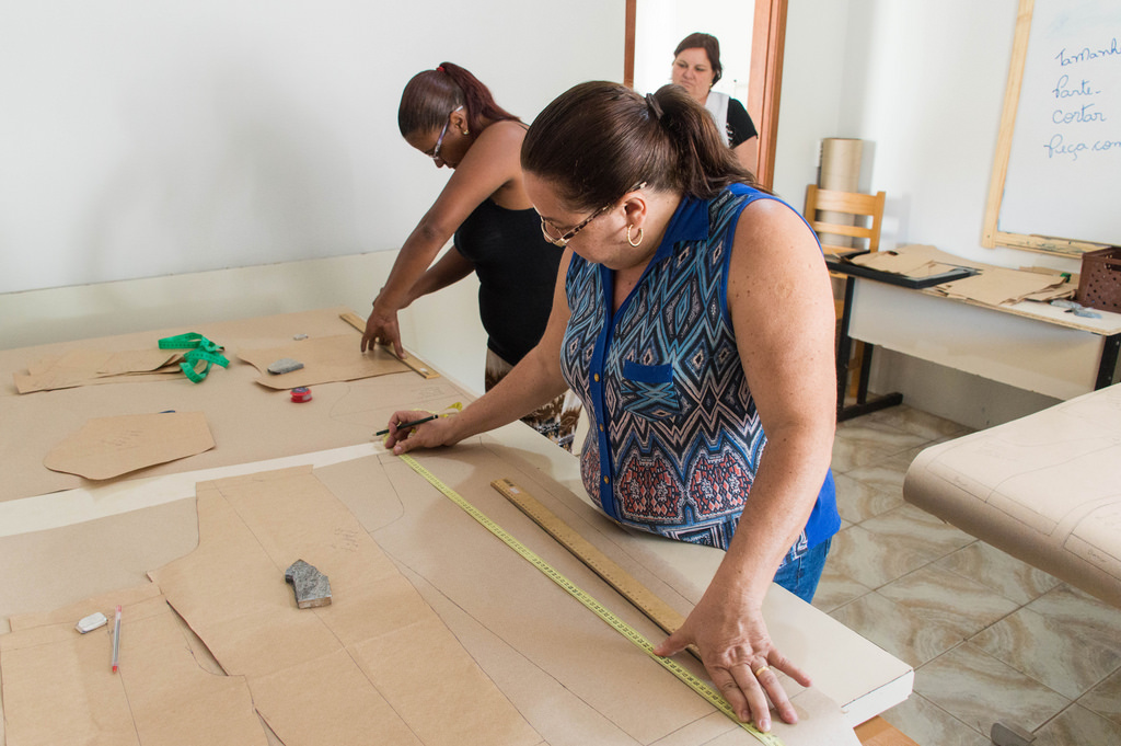 Alunos aprenderão técnicas de corte e costura. Foto: Luís Fernando da Silva / Prefeitura Municipal de Urupês.