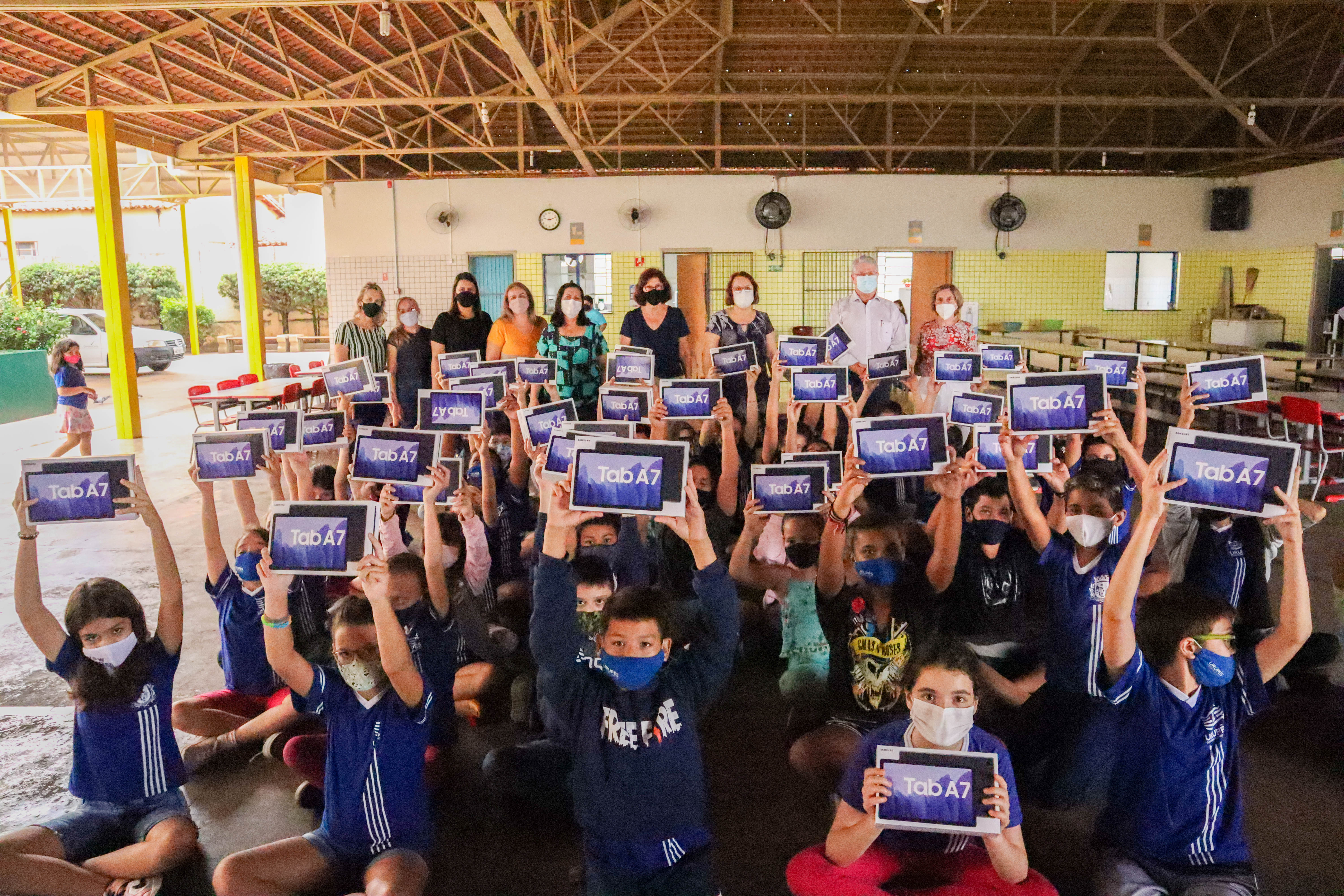 Alunos da EMEF Prof. Athayr da Silva Rosa recebem tablets para utilização nas escolas. Foto: Thomas Volpato Moutropoulos / Prefeitura Municipal de Urupês