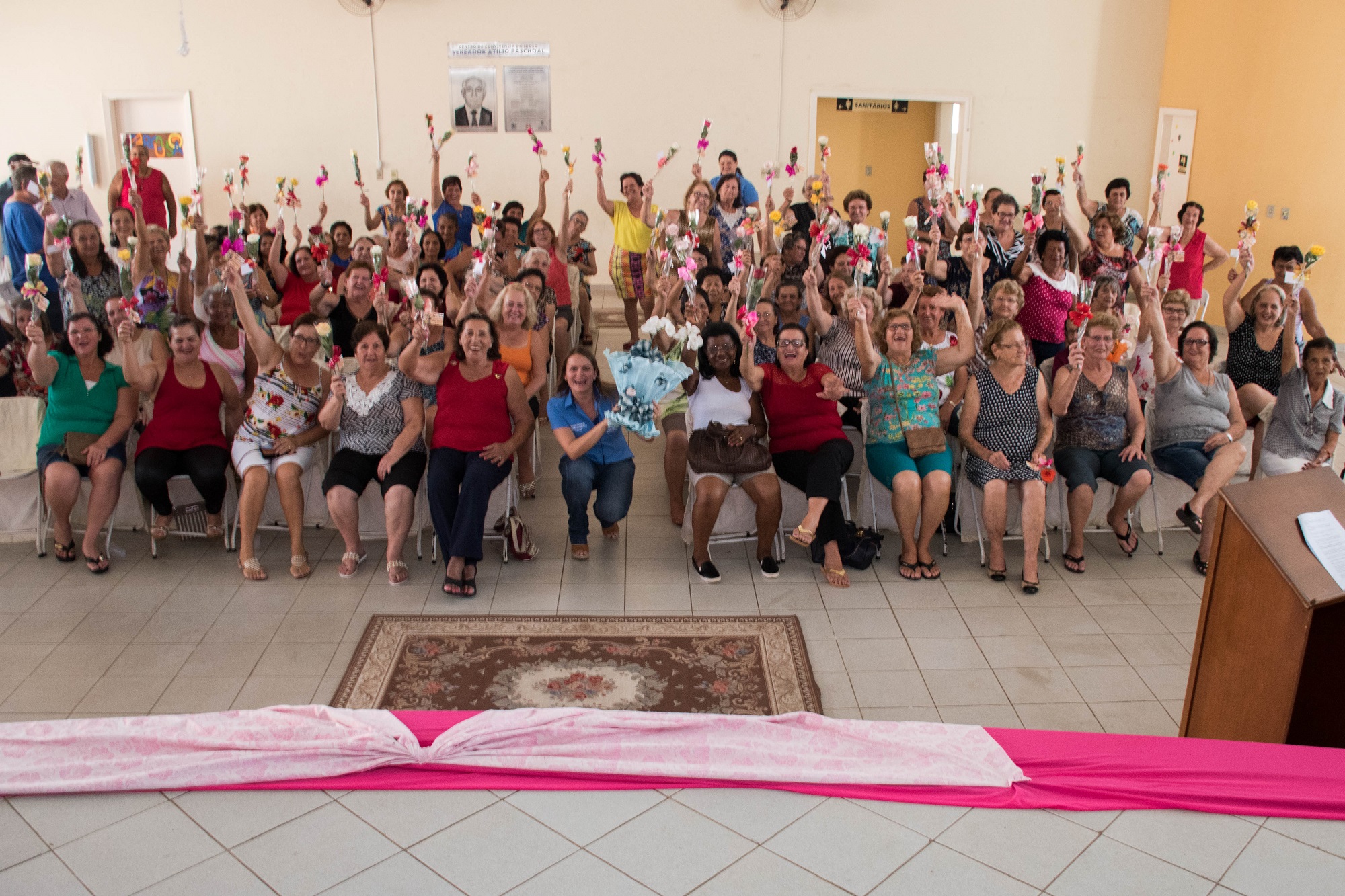 Mulheres, integrantes da Melhor Idade de Urupês, receberam flores no evento que contou as conquistas obtidas pelas mulheres nos tempos atuais.