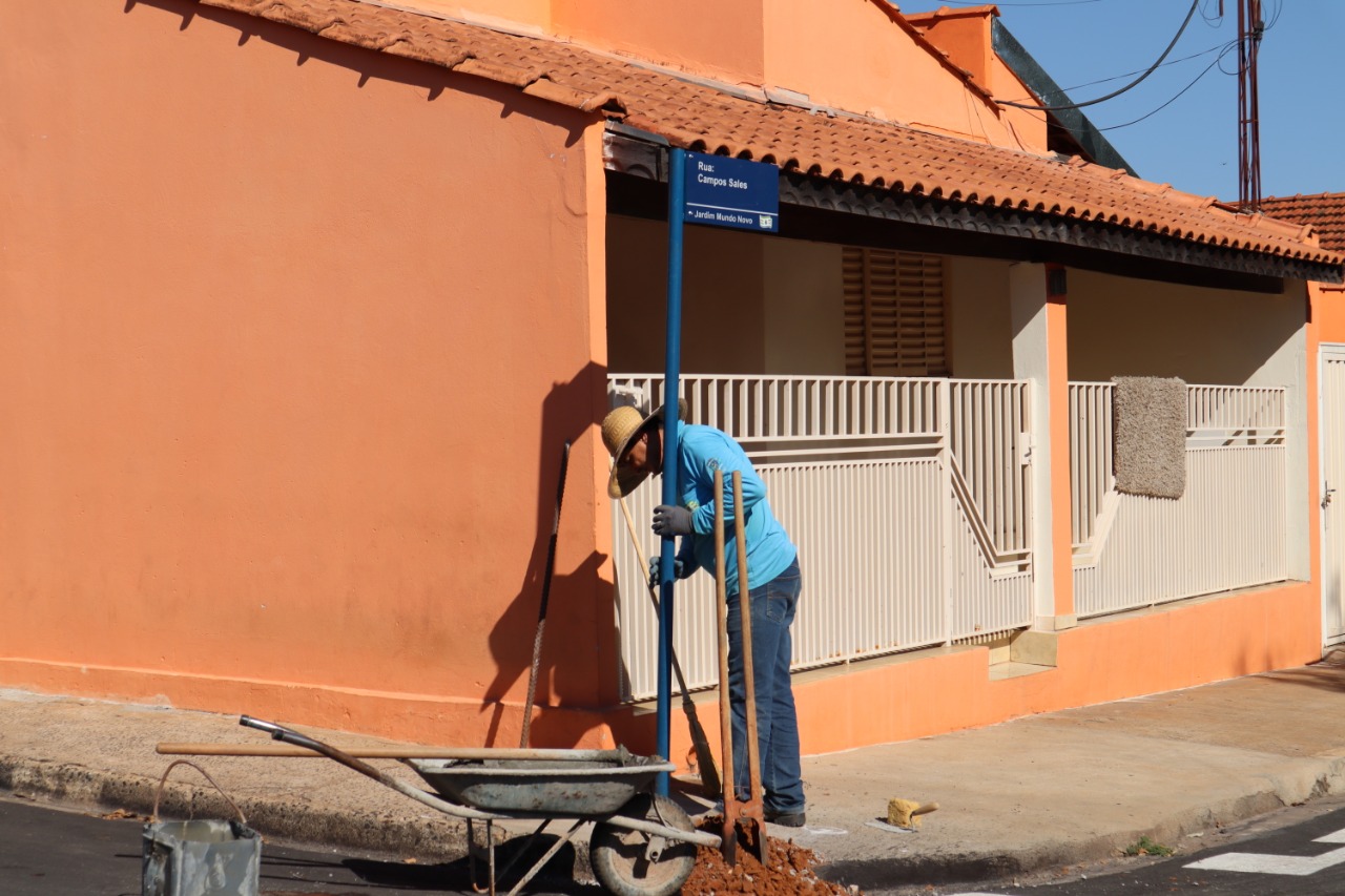 Funcionário do setor de serviços gerais realizando a instalação de novas placas - Foto: Carina Costa