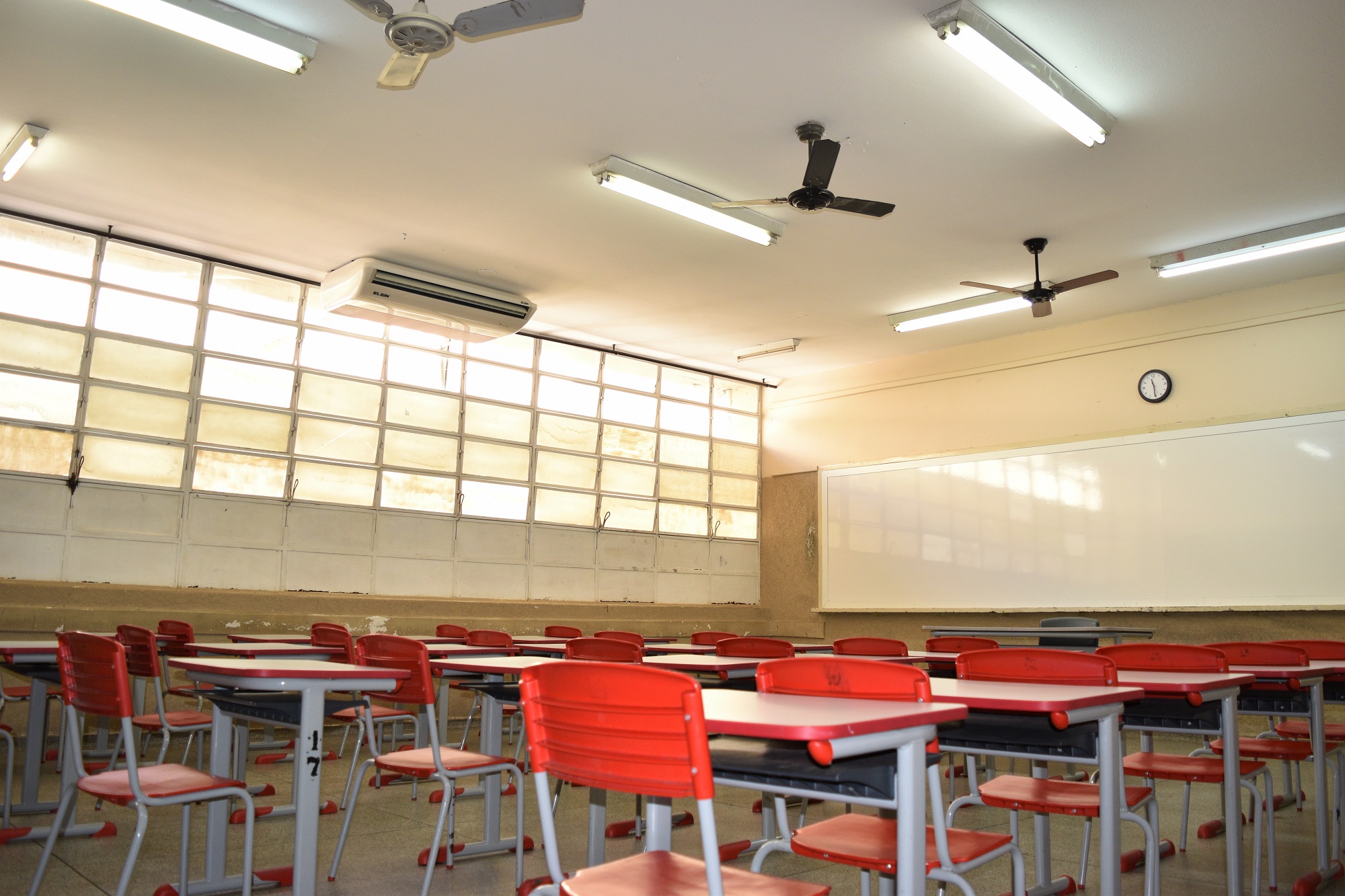 Salas de aula estão recebendo melhorias.