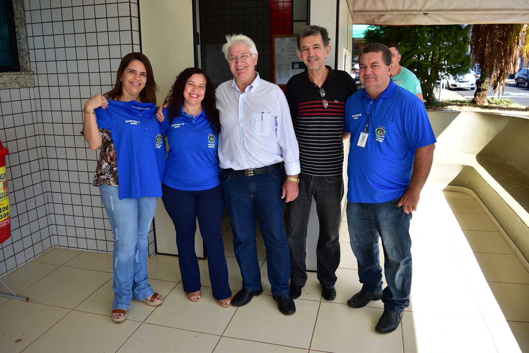 Prefeito Bica entrega uniformes à funcionários públicos, motorista da saúde e coordenadores.