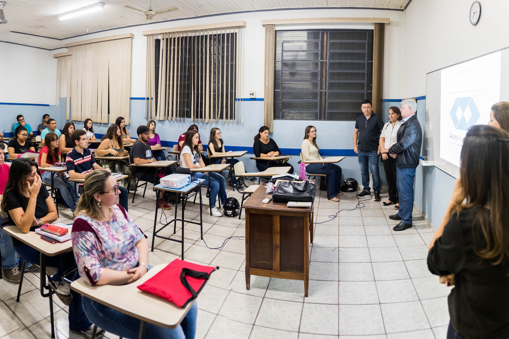 Prefeito Bica dá as boas vindas aos alunos da ETEC - Extensão de Urupês. Foto: Luís Fernando da Silva / Prefeitura Municipal de Urupês