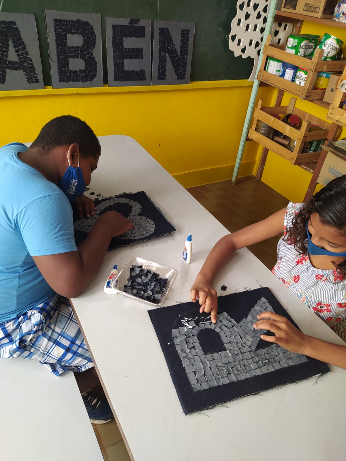 Alunos do Projeto Criança Feliz na Aula de Artesanato - Imagem Divulgação