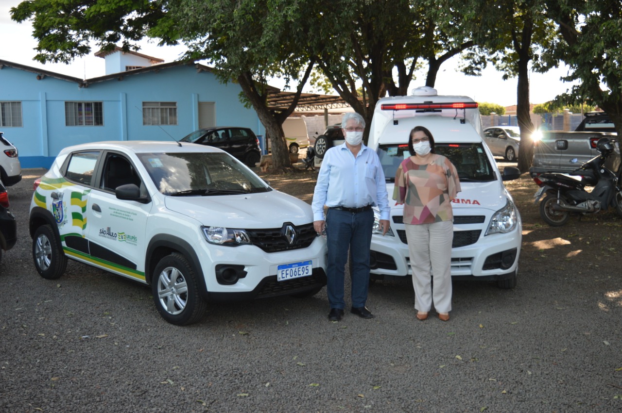 Prefeito e Secretária de Saúde recebem novos veículos. Foto: Luís Fernando da Silva / Prefeitura Municipal de Urupês.