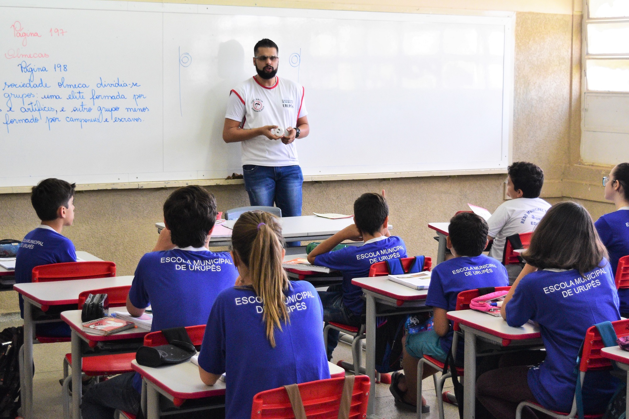 Estudante de Biologia, Mateus Basílio fala às crianças nas escolas sobre o inseto causador da doença de chagas.