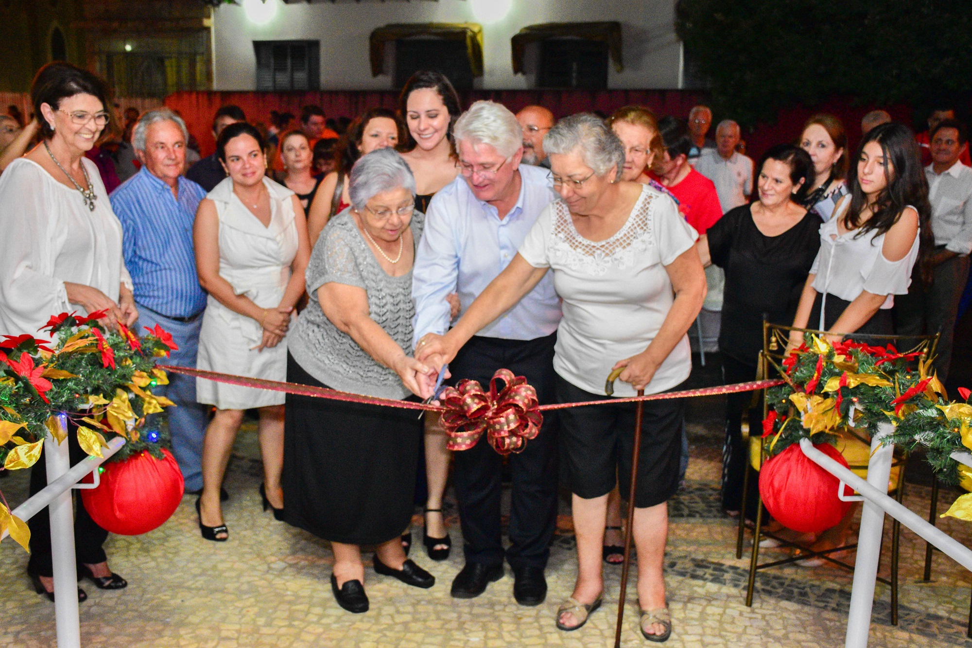 Prefeito Bica e irmãs de Sebastião Gonçalves, Nadir e Beatriz Gonçalves, cortam a fita de inauguração do Centro Cultural de Urupês.