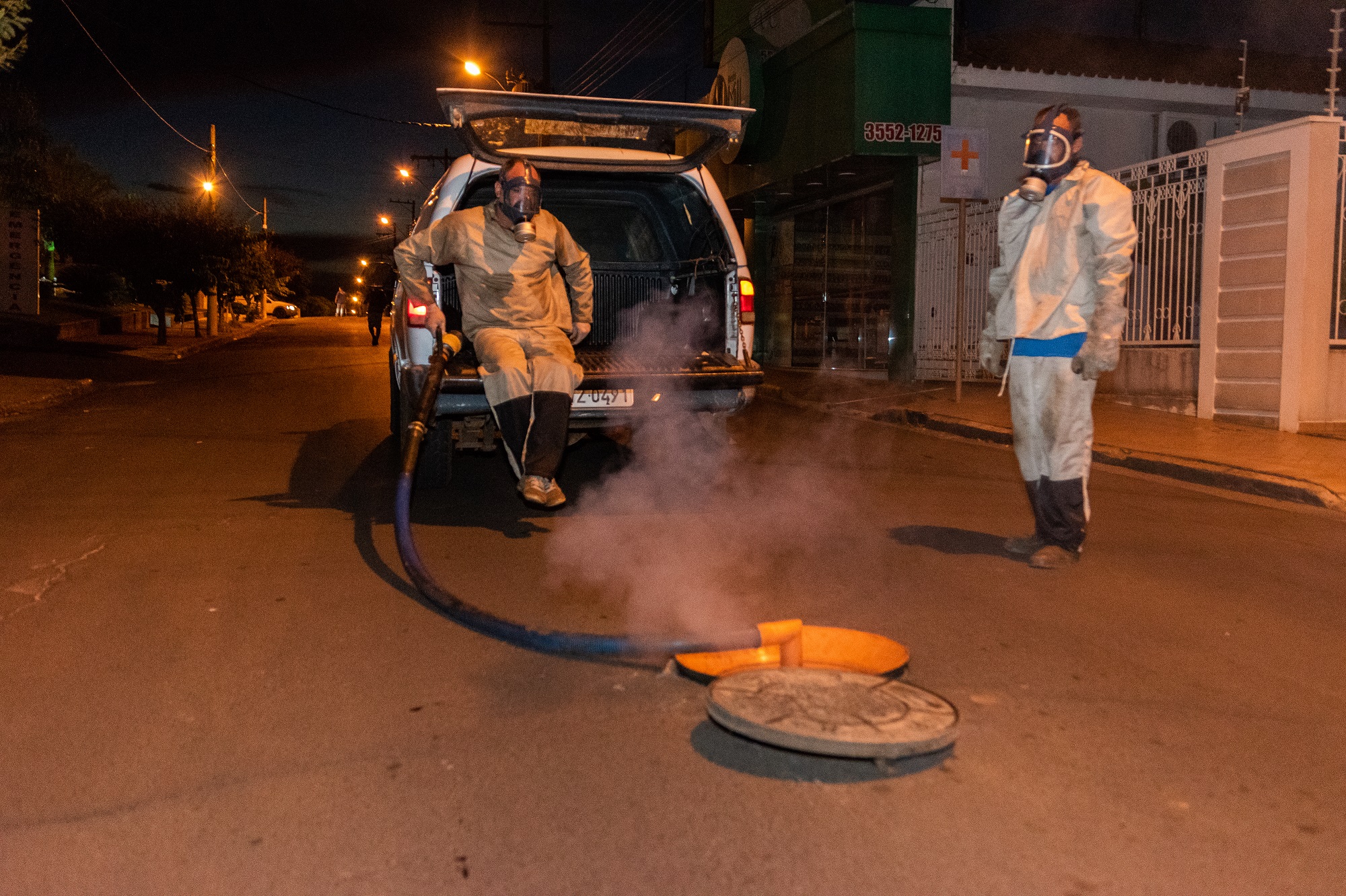 Equipe do Controle de Endemias realiza aplicação do produto químico em toda a tubulação do município. Foto: Luís Fernando da Silva / Prefeitura Municipal de Urupês