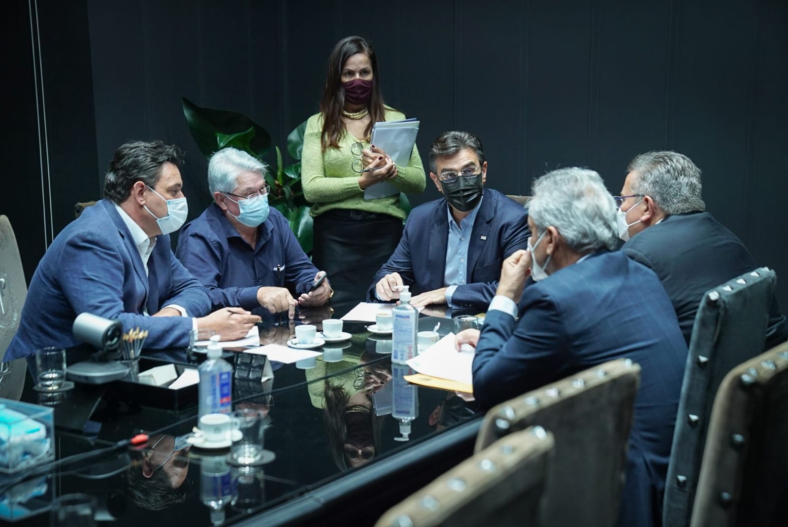 Encontro onde prefeito Bica salientou a necessidade da recuperação da vicinal entre Urupês e Marapoama. Na foto, da esquerda para a direita: deputado federal Geninho Zuliani, prefeito Bica, vice-governador Rodrigo Garcia, Secretária de Saúde, Cristina Camargo, e Presidente da Assembleia Legislativa de SP, deputado estadual Carlão Pignatari.