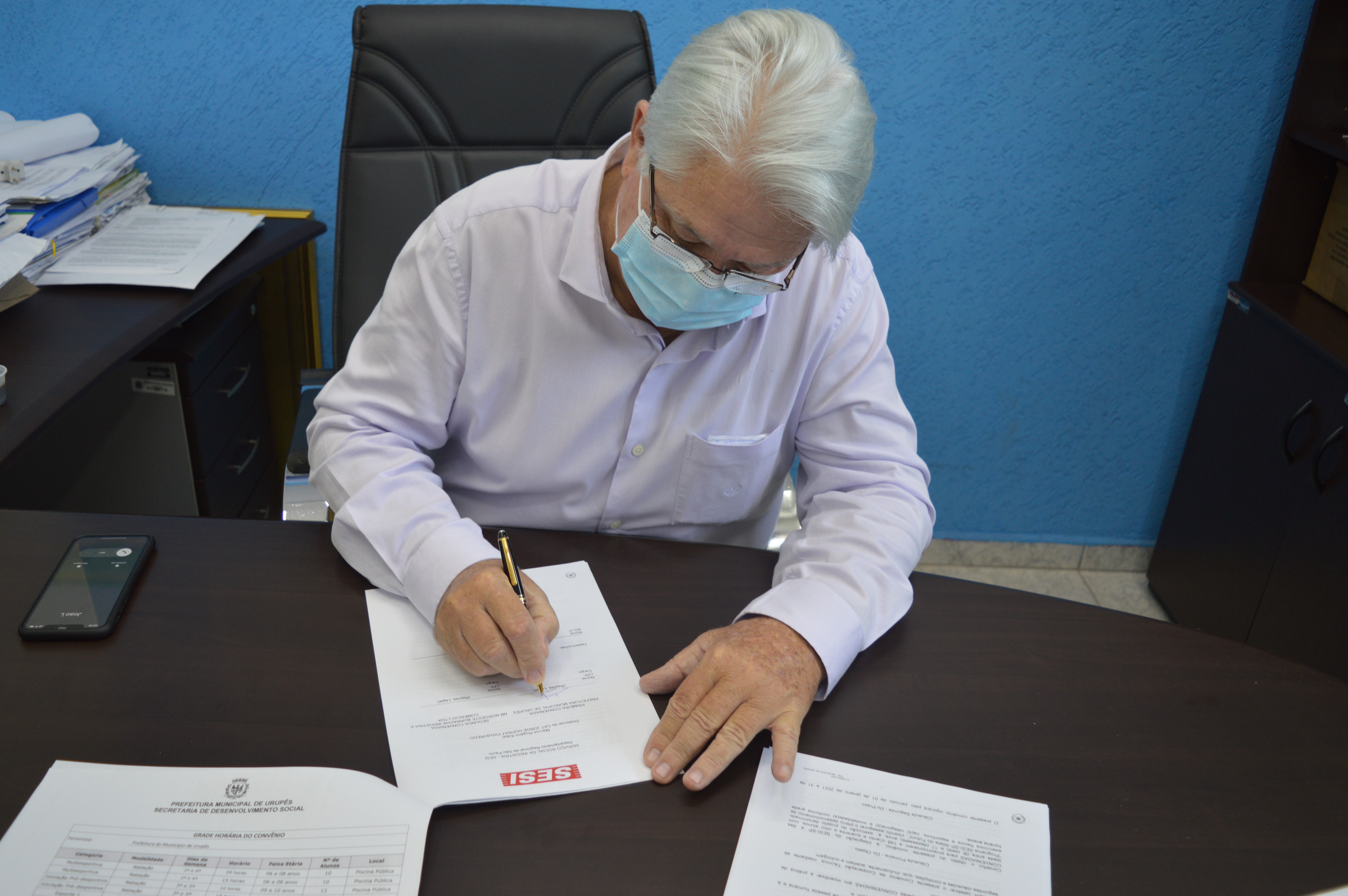 Prefeito Bica assina o contrato de renovação com o SESI - Projeto Atleta do Futuro - Foto: Carina Costa
