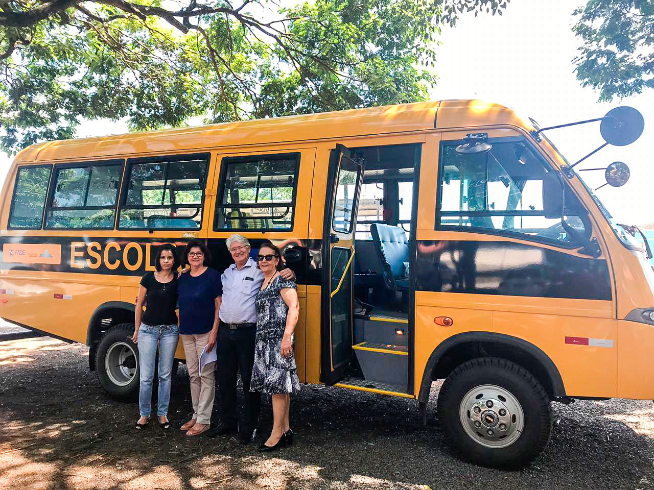 Gestores do município recebem novo micro-ônibus que passa a integrar a frota municipal de educação. Foto: divulgação.