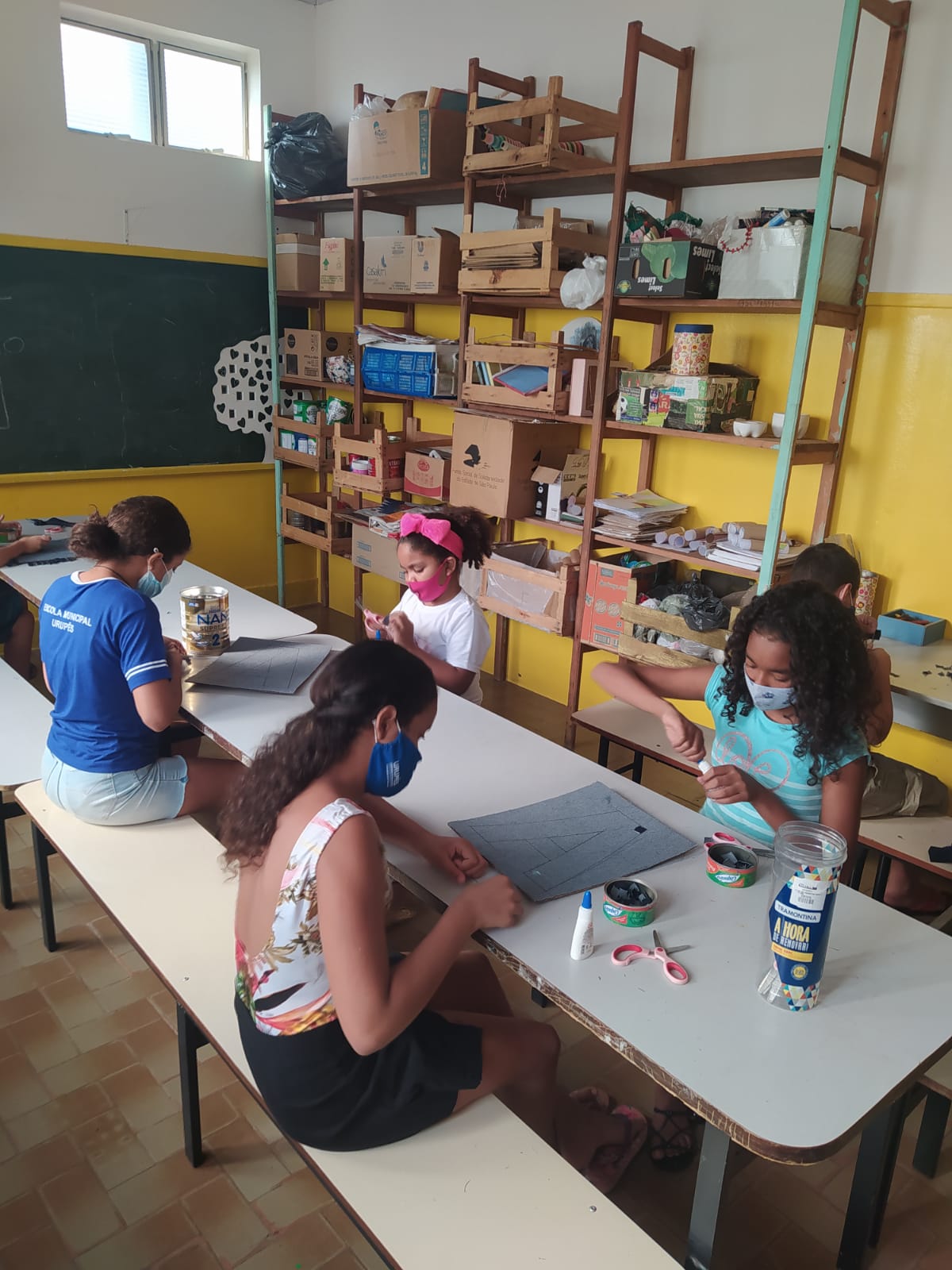 Aula de artesanato do Projeto Criança Feliz - Imagem Divulgação