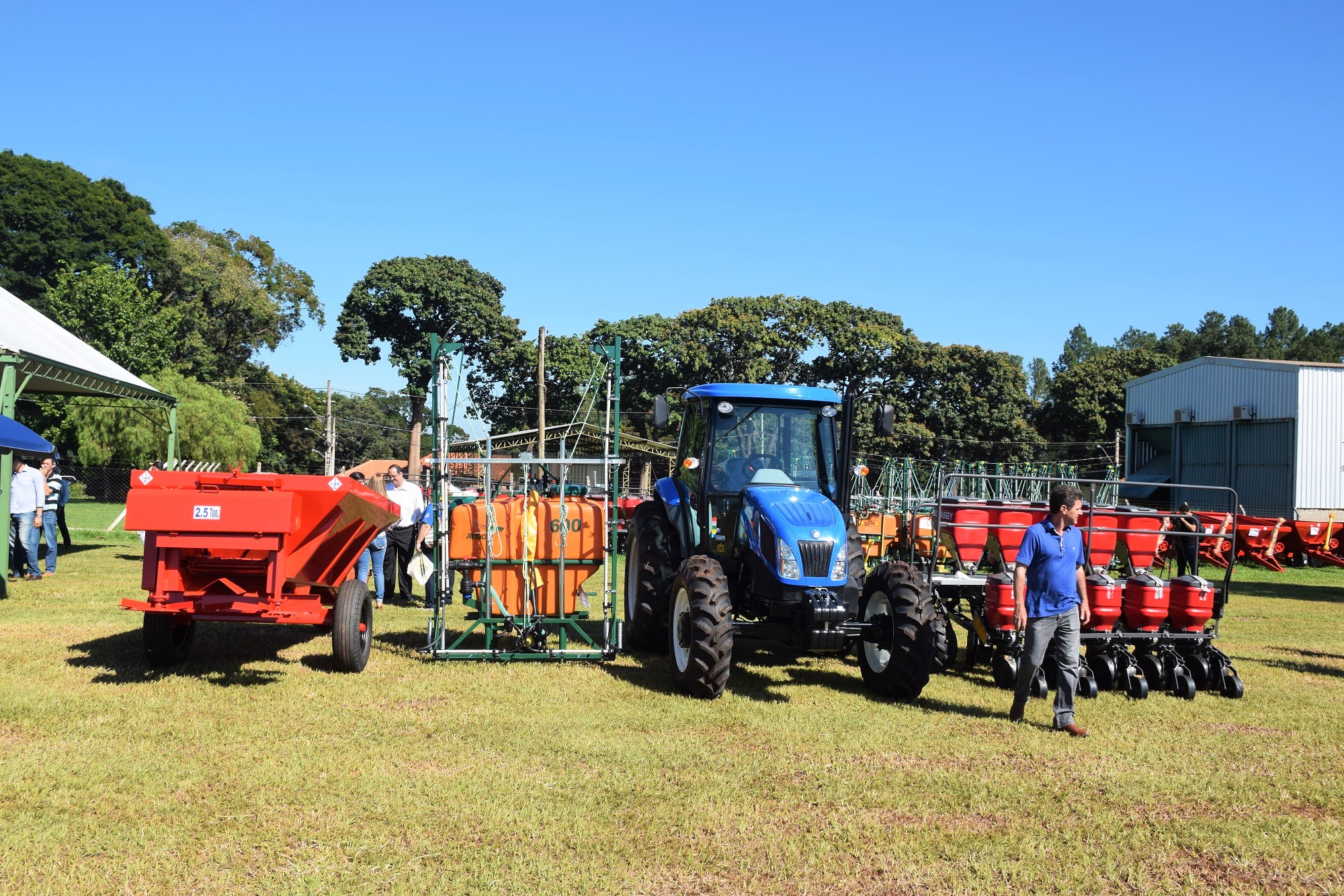 Patrulha Agrícola, composta por trator agrícola, um distribuidor de calcário e adubo, uma semeadora/plantadeira hidráulica e um pulverizador agrícola com 600 litros. Foto: Secretaria de Estado de Agricultura / Governo do Estado de São Paulo.