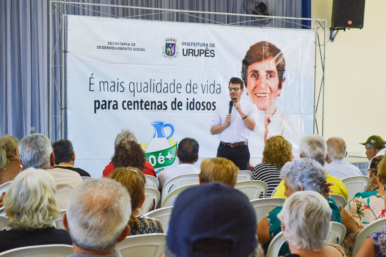 Secretário Alison Paulo da Silva durante a cerimônia da entrega das carteirinhas dos novos cadastrados no projeto