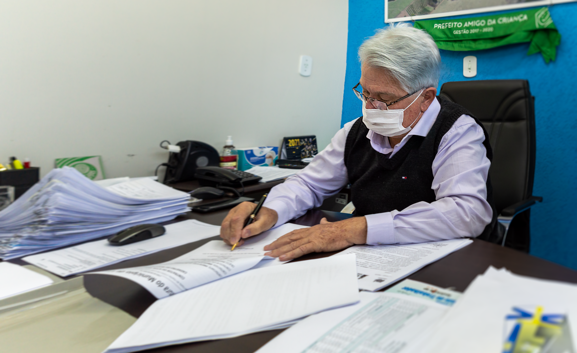 Prefeito Bica assina documentos em sua sala. Foto: Luís Fernando da Silva / Prefeitura Municipal de Urupês