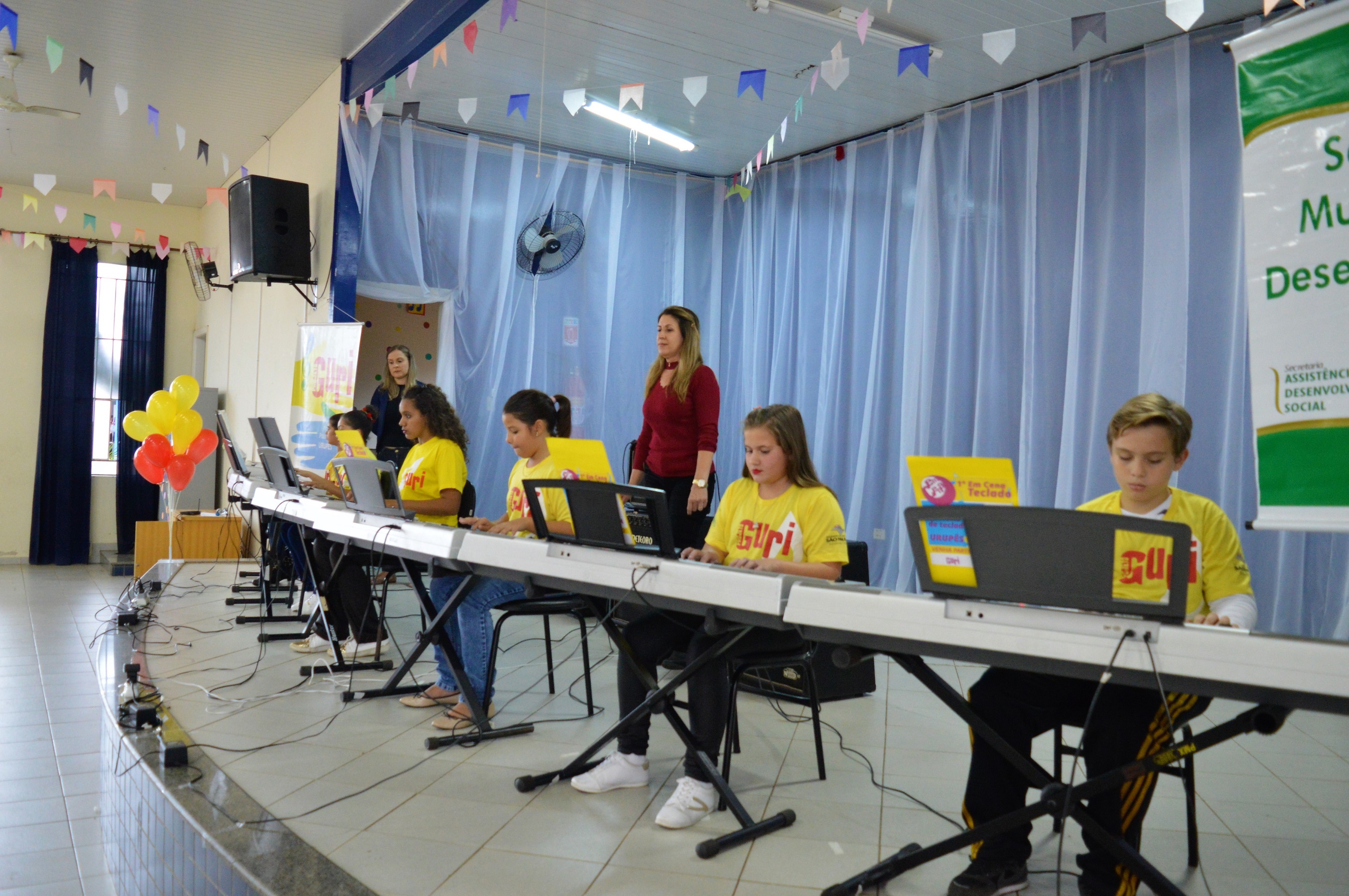 Alunos dos projetos de Urupês e Ubarana apresentando juntos no 1º Em Cena do município.