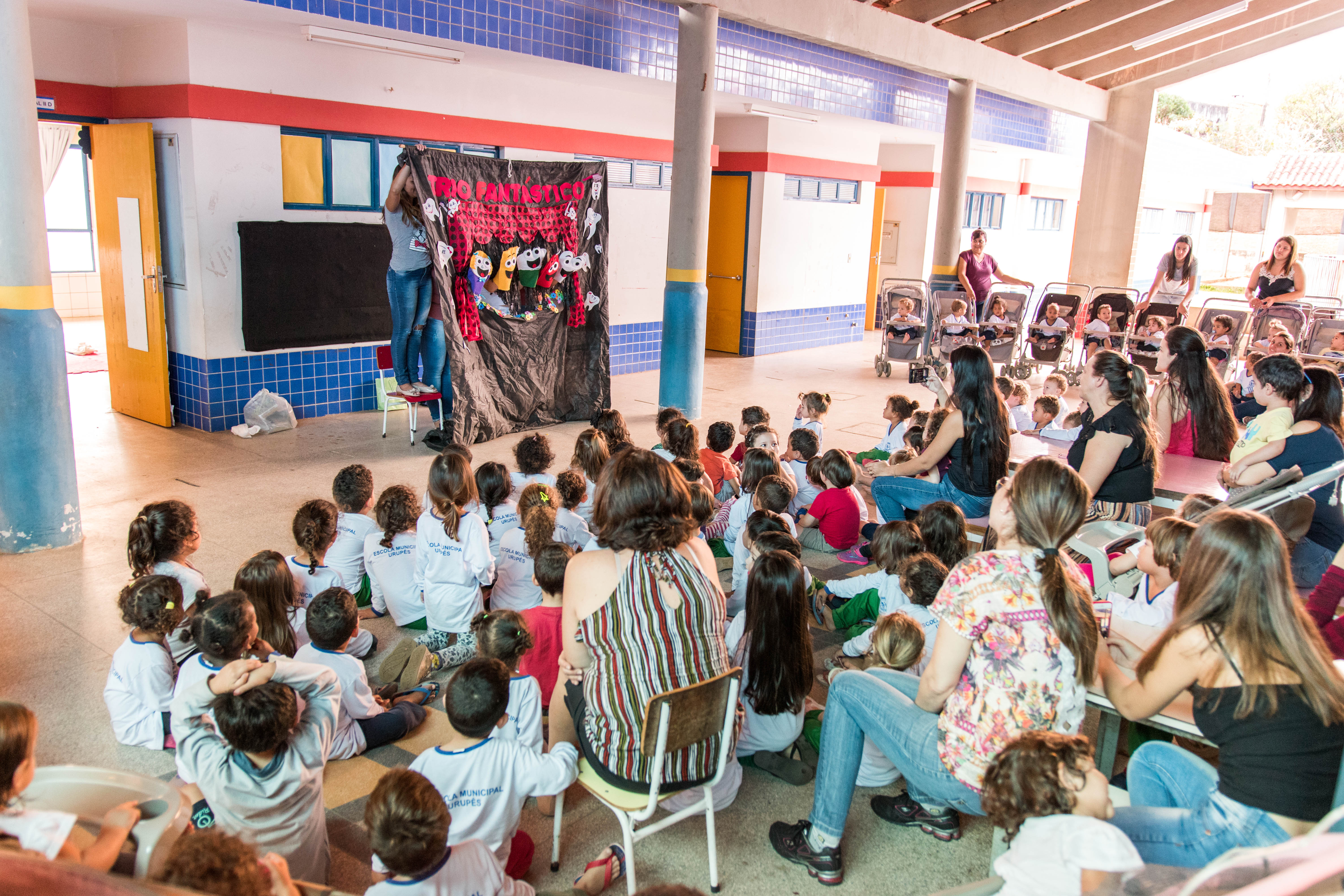 Teatro de fantoches aconteceu na escola e divertiu crianças. Foto desta notícia: Luís Fernando da Silva / Prefeitura de Urupês