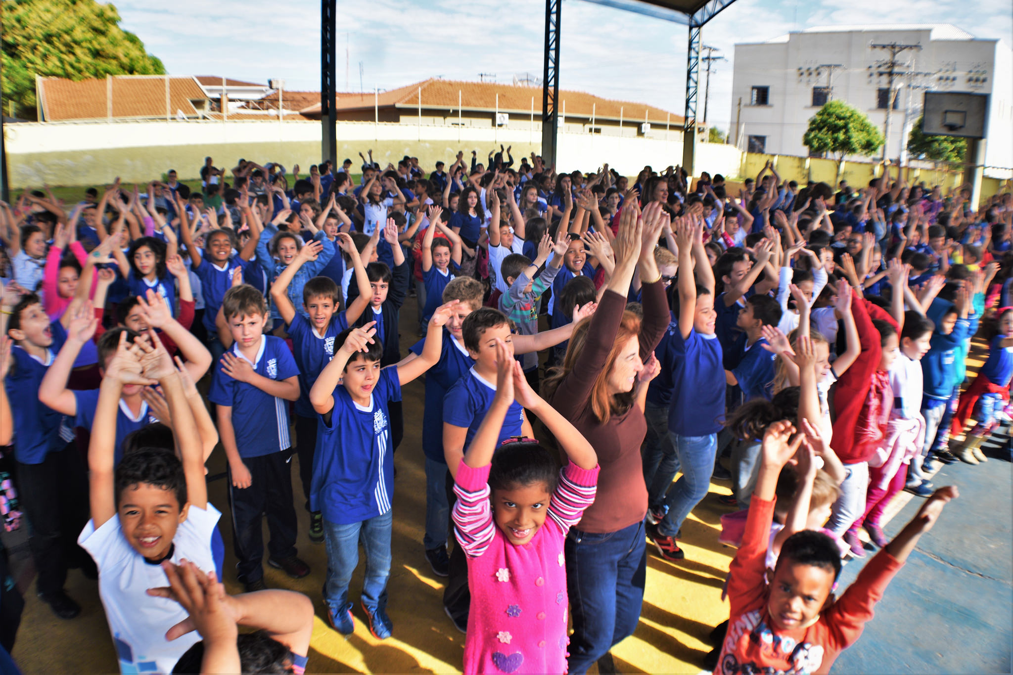 Alunos da Escola Maria da Glória Robert Lima de Almeida participaram de uma atividade de dança sobre a instrução de profissionais da escola. Foto: Luís Fernando da Silva / Prefeitura Municipal de Urupês