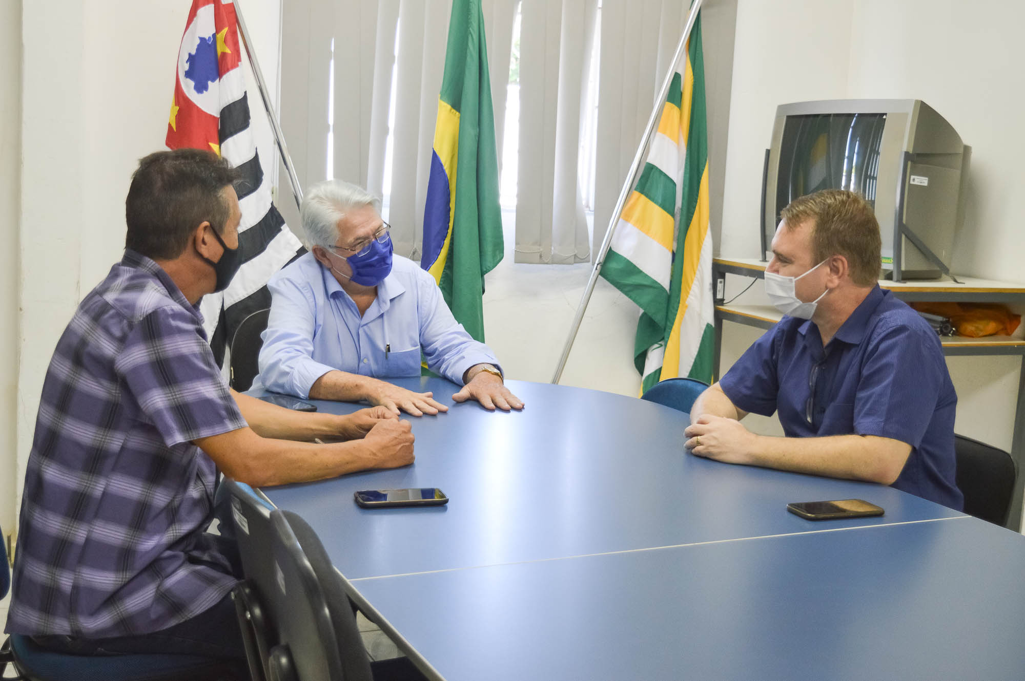 Na foto, da esquerda para a direita: Nelsides Rodrigues de Araújo, Secretário de Desenvolvimento Urbano e Agrário; Alcemir Cassio Greggio (Bica), Prefeito de Urupês, e Luciano Impastaro, Gestor de Negócios do Sebrae. Foto: Luís Fernando da Silva/Prefeitura Municipal de Urupês.