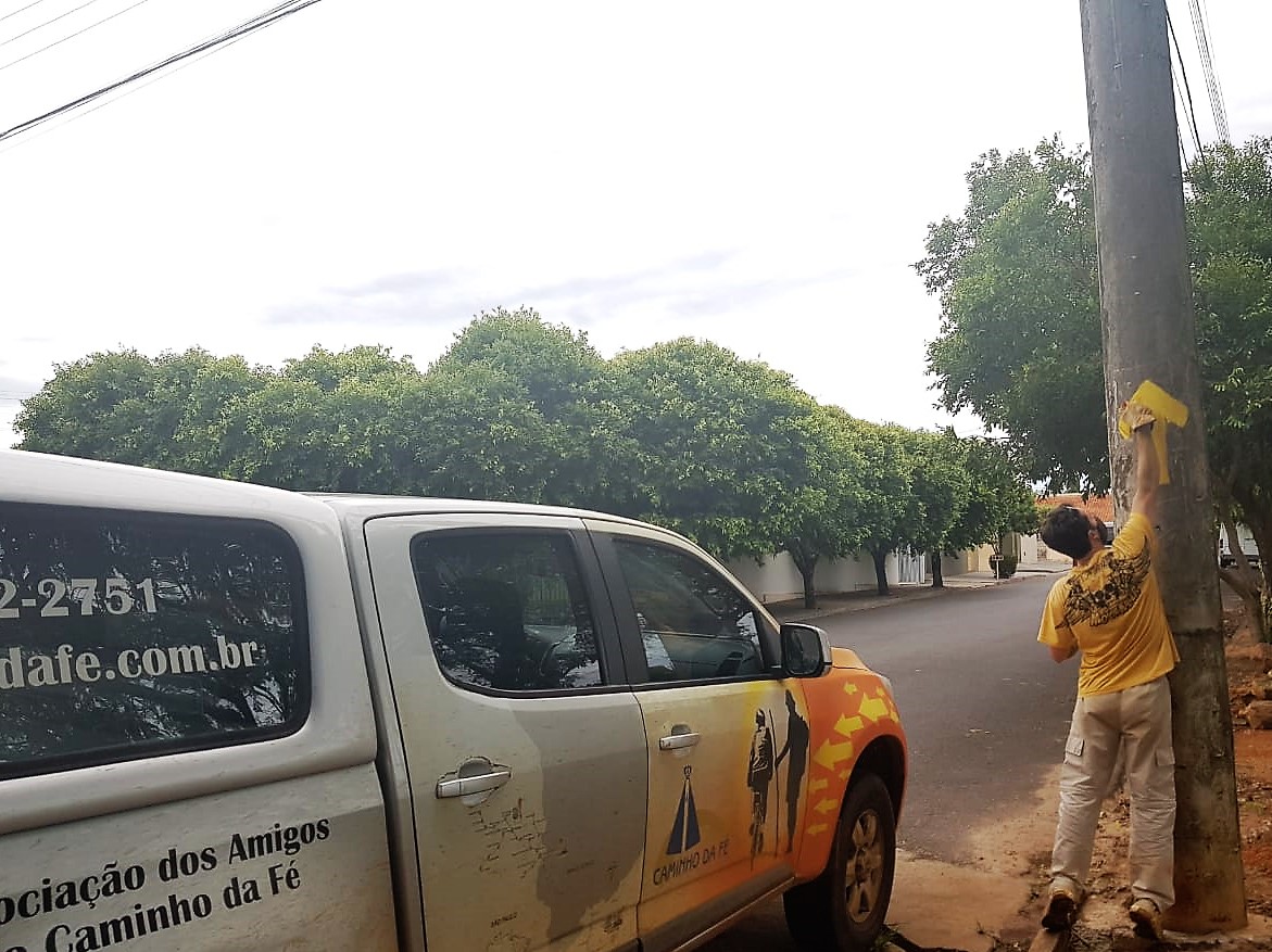 Os organizadores da ação estiveram em Urupês para pintar os pontos da rota dentro da cidade para o Caminho da Fé. Foto: Carina Costa