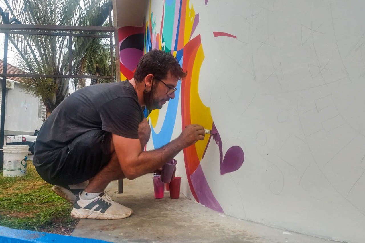 Fernando Fachini confeccionando mural no Centro Cultural de Urupês. Foto: Luís Fernando da Silva / Prefeitura Municipal de Urupês.