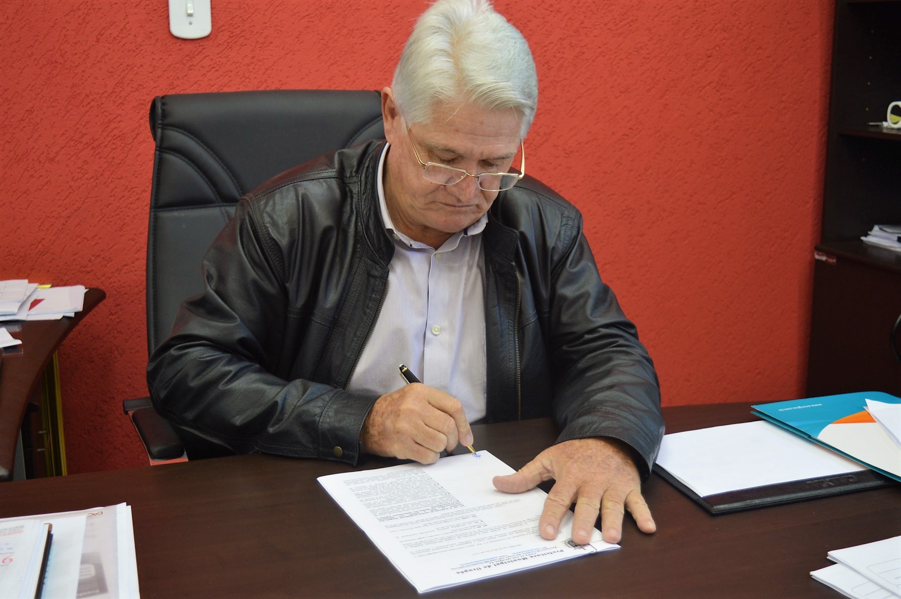 Prefeito Bica assina lei que autoriza parcelamento de dívidas da população.