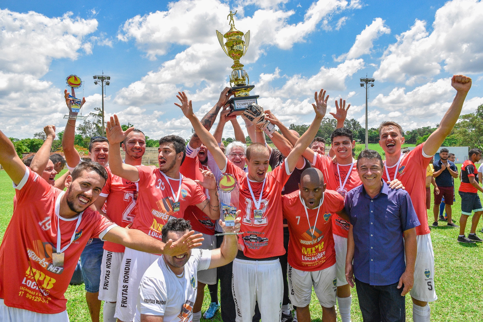 Boca Jr. recebe a taça de Campeão do Municipal de Minicampo 2018 das mãos do prefeito Bica. Foto: Luís Fernando da Silva / Prefeitura Municipal de Urupês