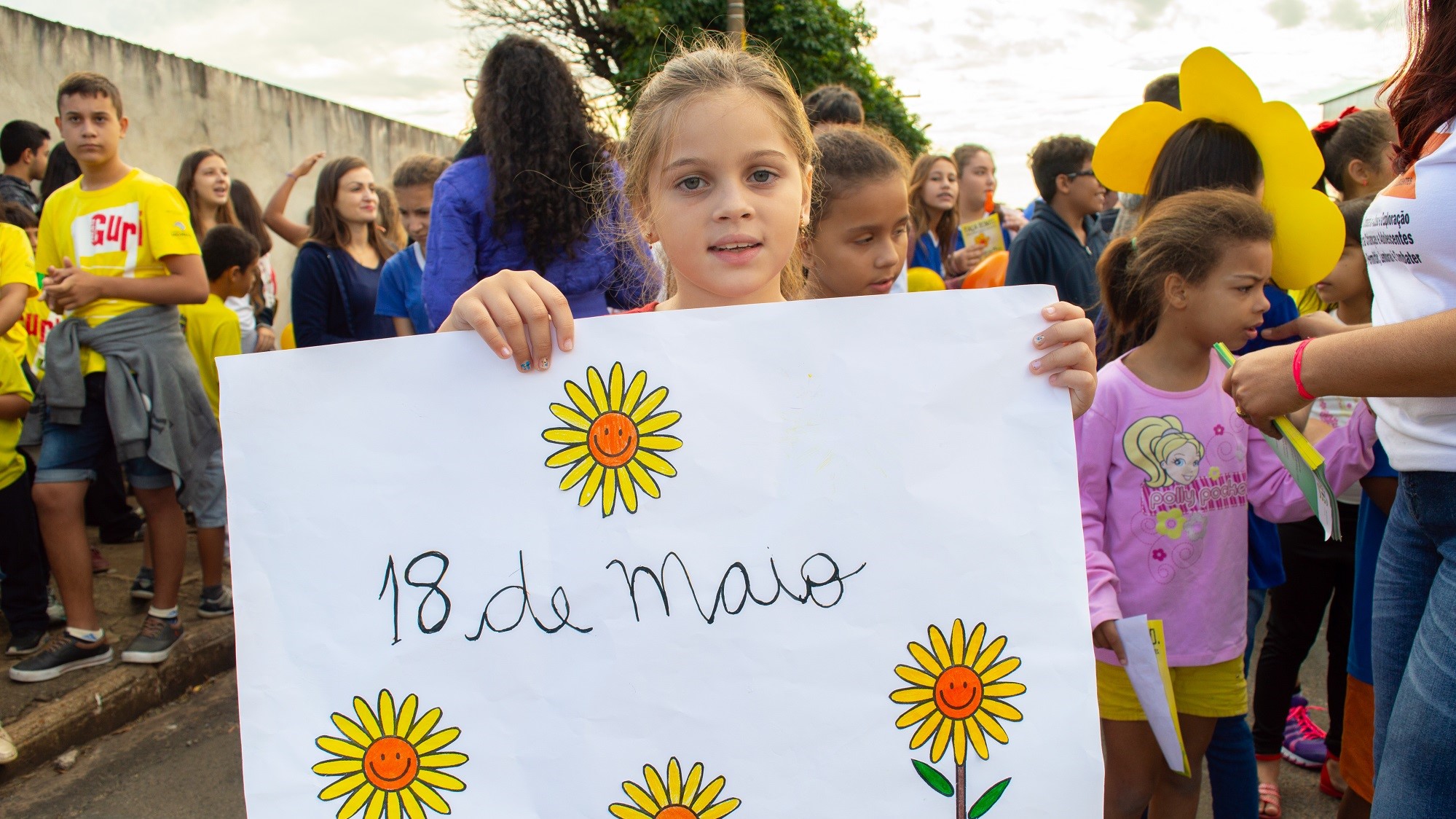 Criança de escola de Urupês em passeata na Campanha Faça Bonito de 2019. Foto: Thais Rizzato.